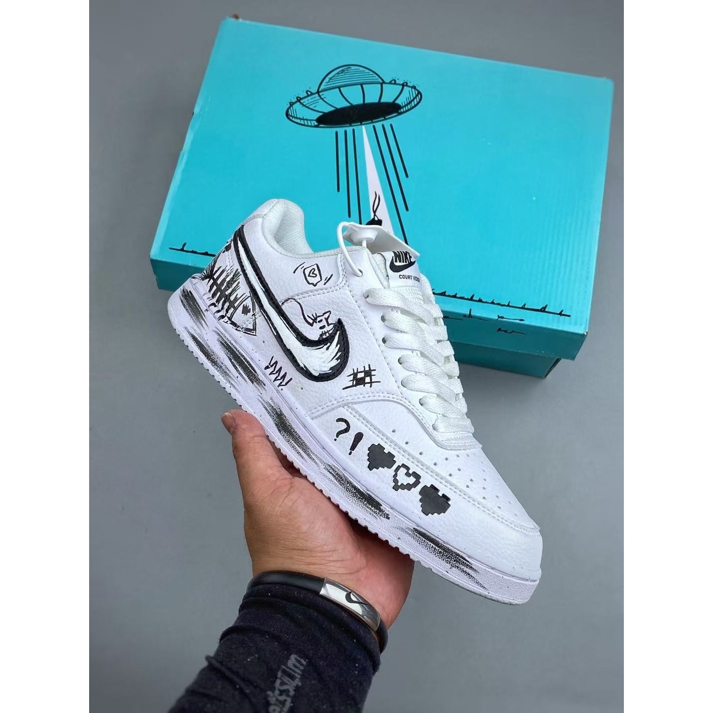 <p>NIKE COURTVISION 手绘泼墨涂鸦定制板鞋 (白)</p>