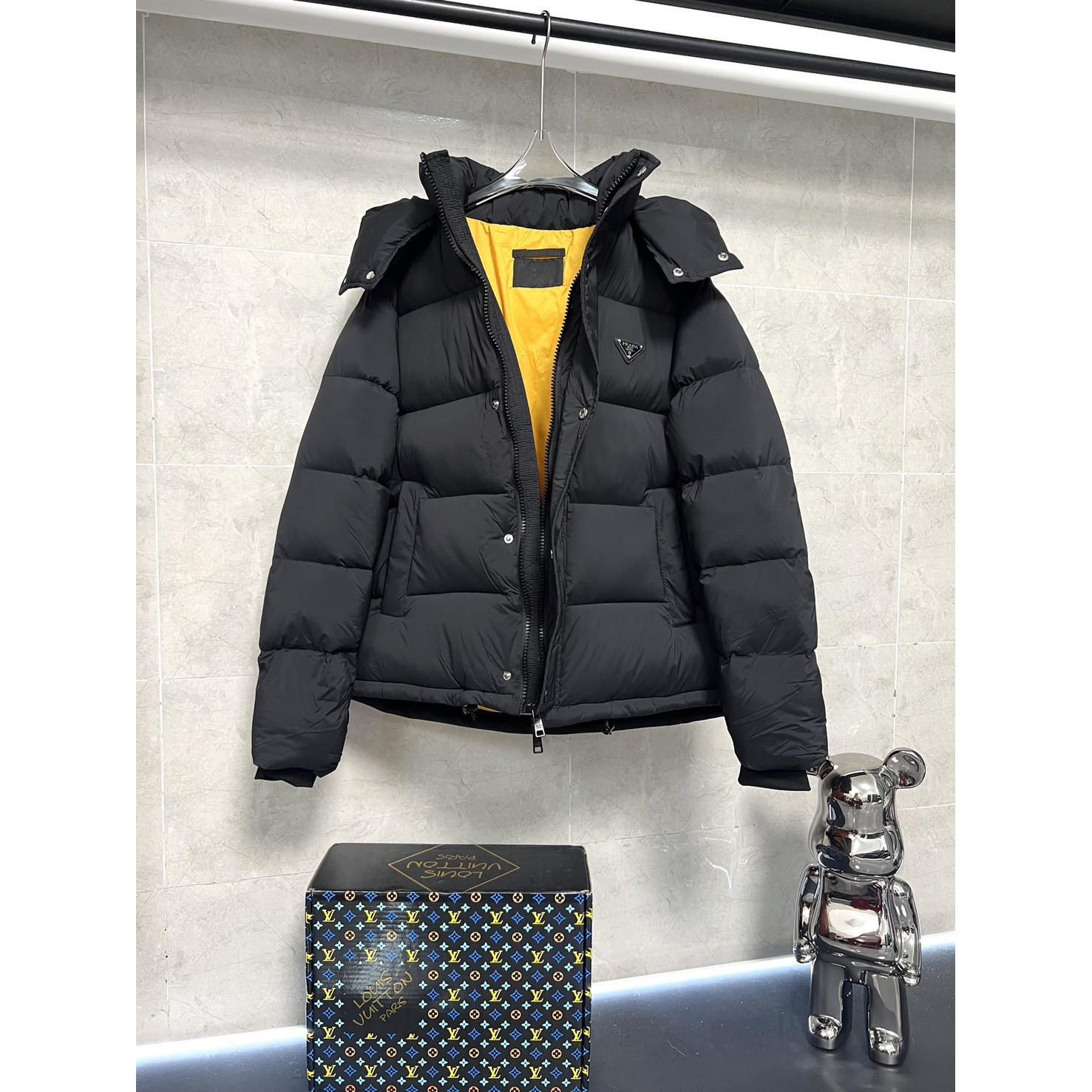 <p>PRADA 连帽羽绒服(黑)</p>