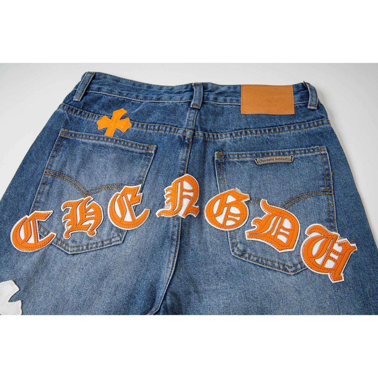 <p>CHROME HEARTS 浅蓝裤梵文黄白拼皮牛仔裤(1804#)</p>