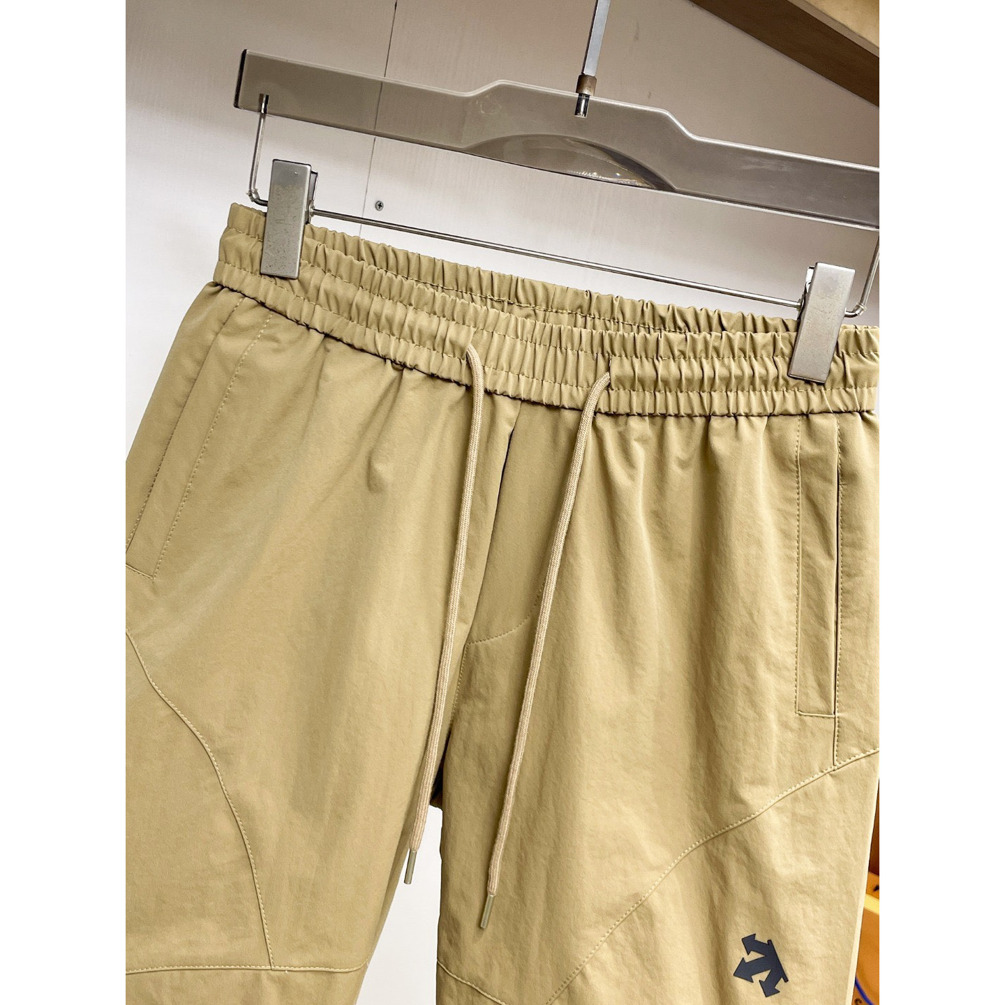 <p>Descente 休闲短裤(卡其)</p>