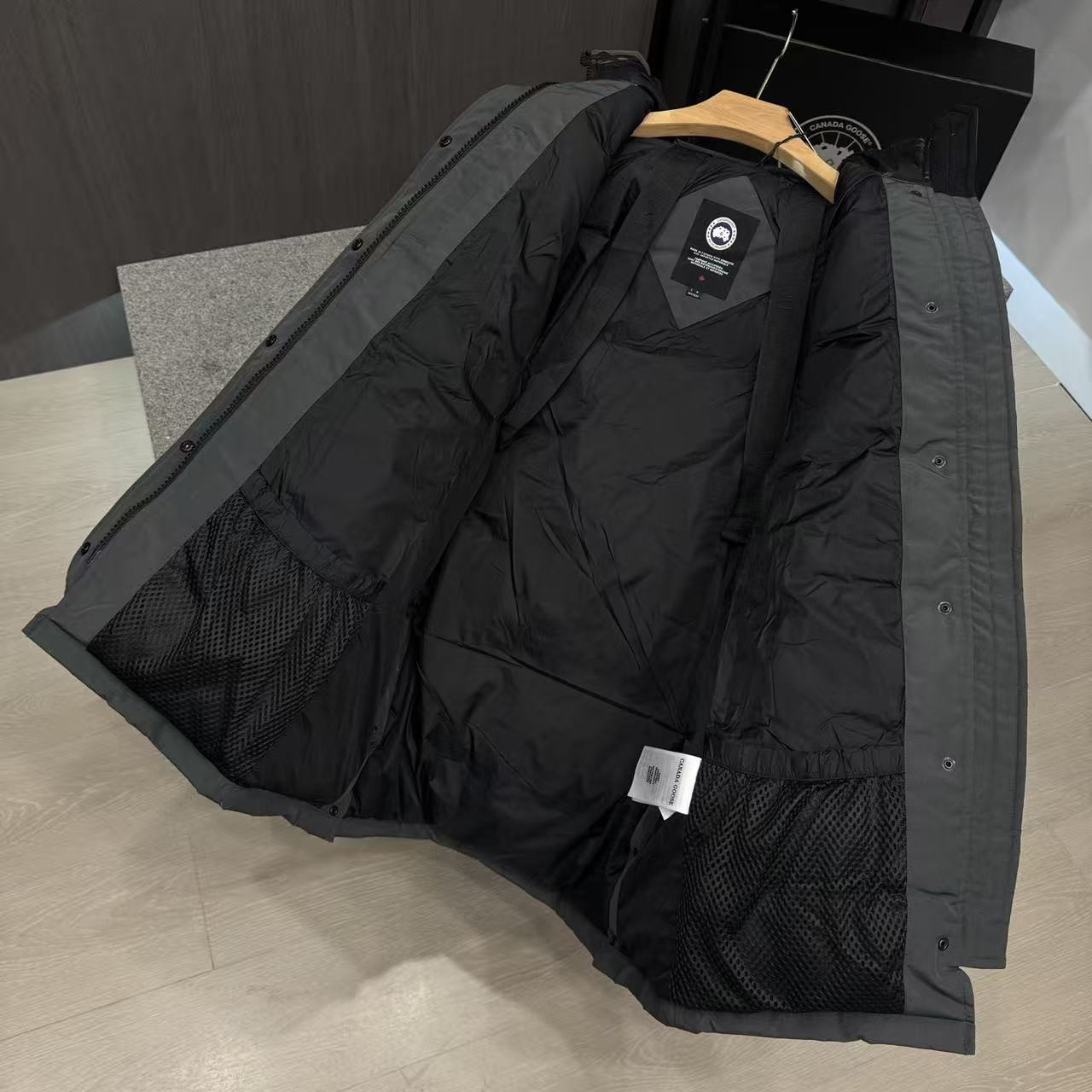 <p>Canada Goose Shelburn*派克大衣羽绒服(灰色紅標)</p>