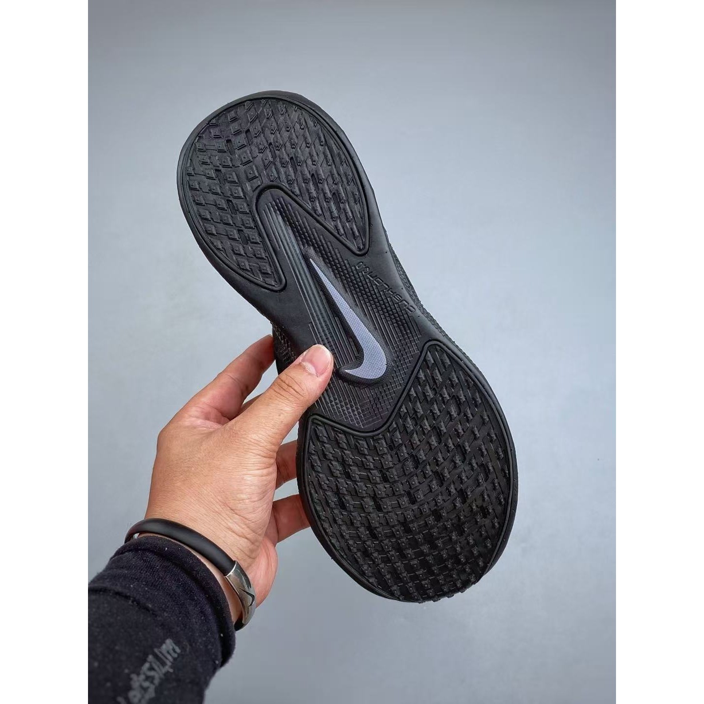 <p>Nike AVA X 透气支撑跑步鞋(黑灰)</p>