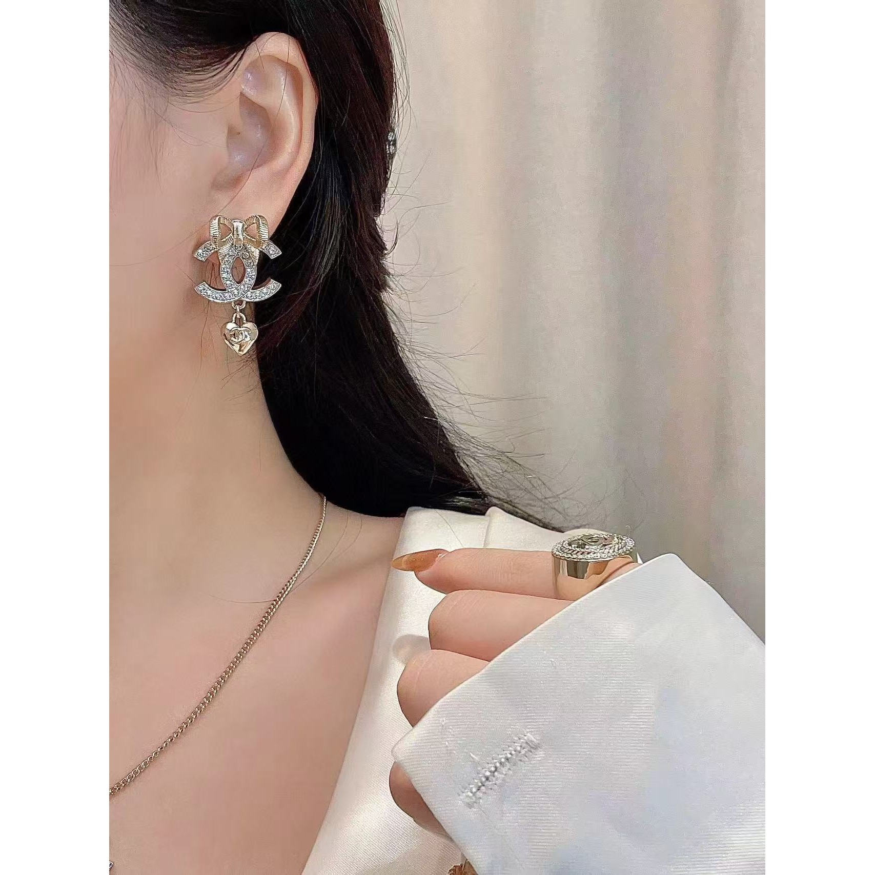 <p>CHANEL 浅金蝴蝶结银双耳钉</p>
