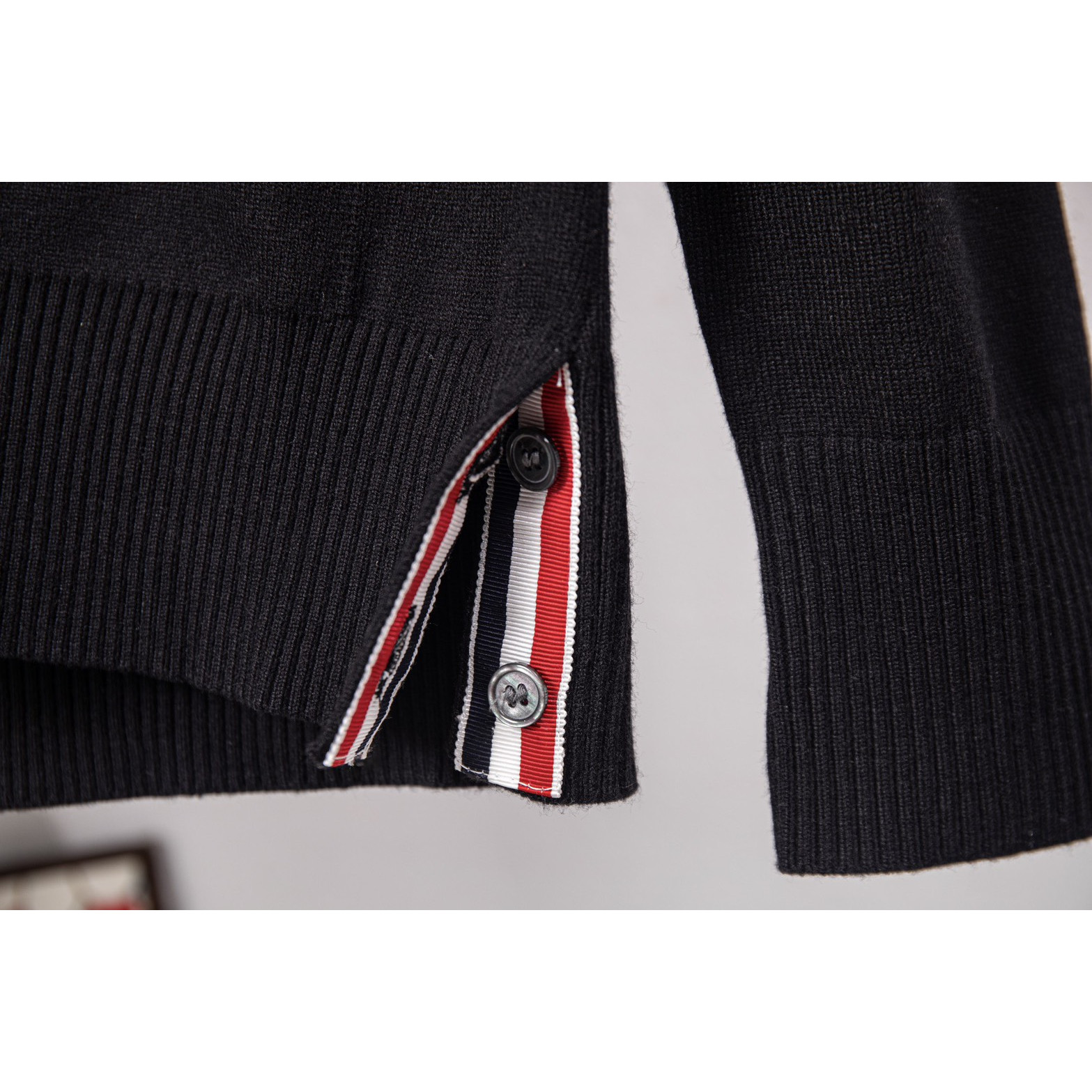 <p>Thom Browne&nbsp;针织开衫外套(黑色DZ17)</p>