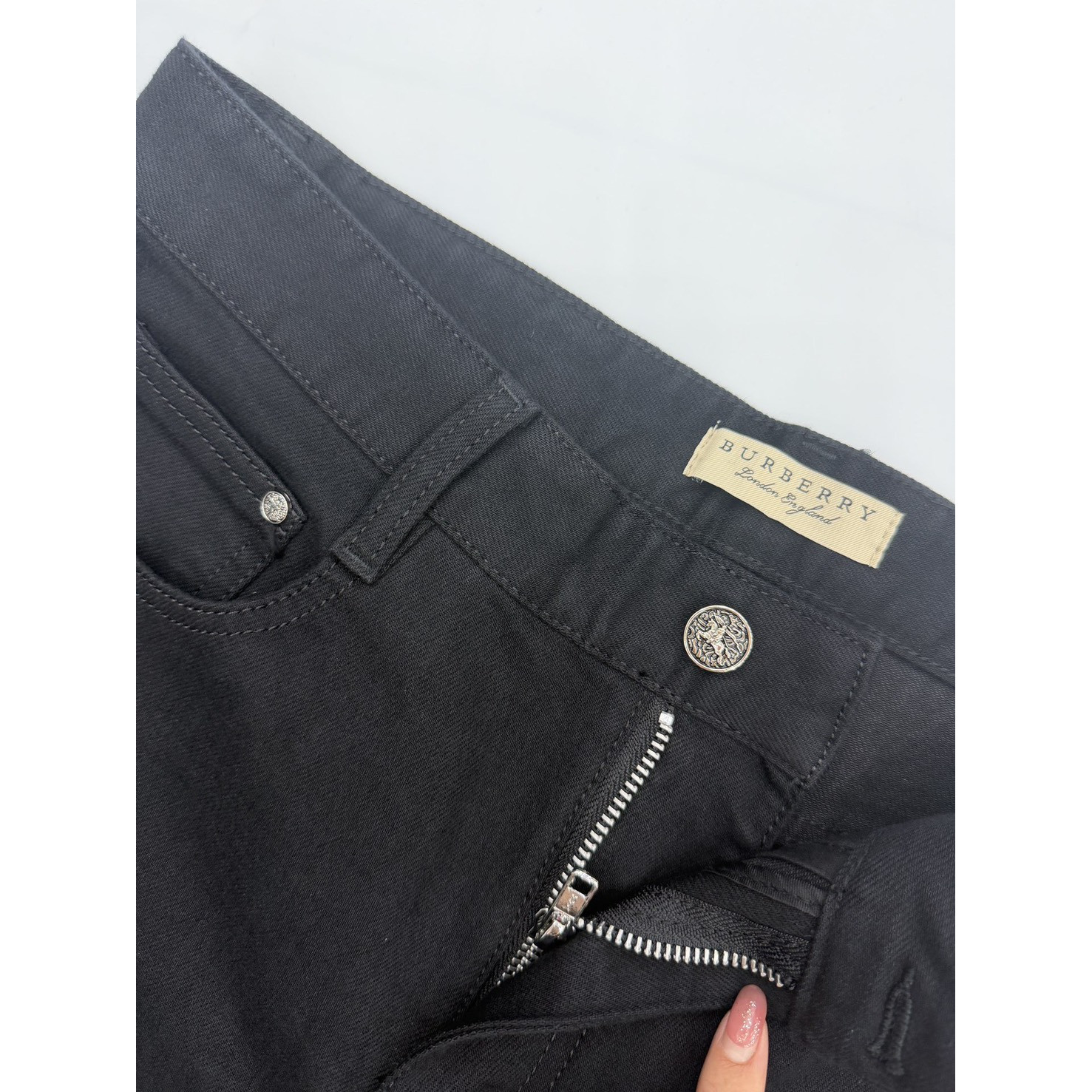 <p>BURBERRY&nbsp;阔腿直筒牛仔裤(D2707#)</p>