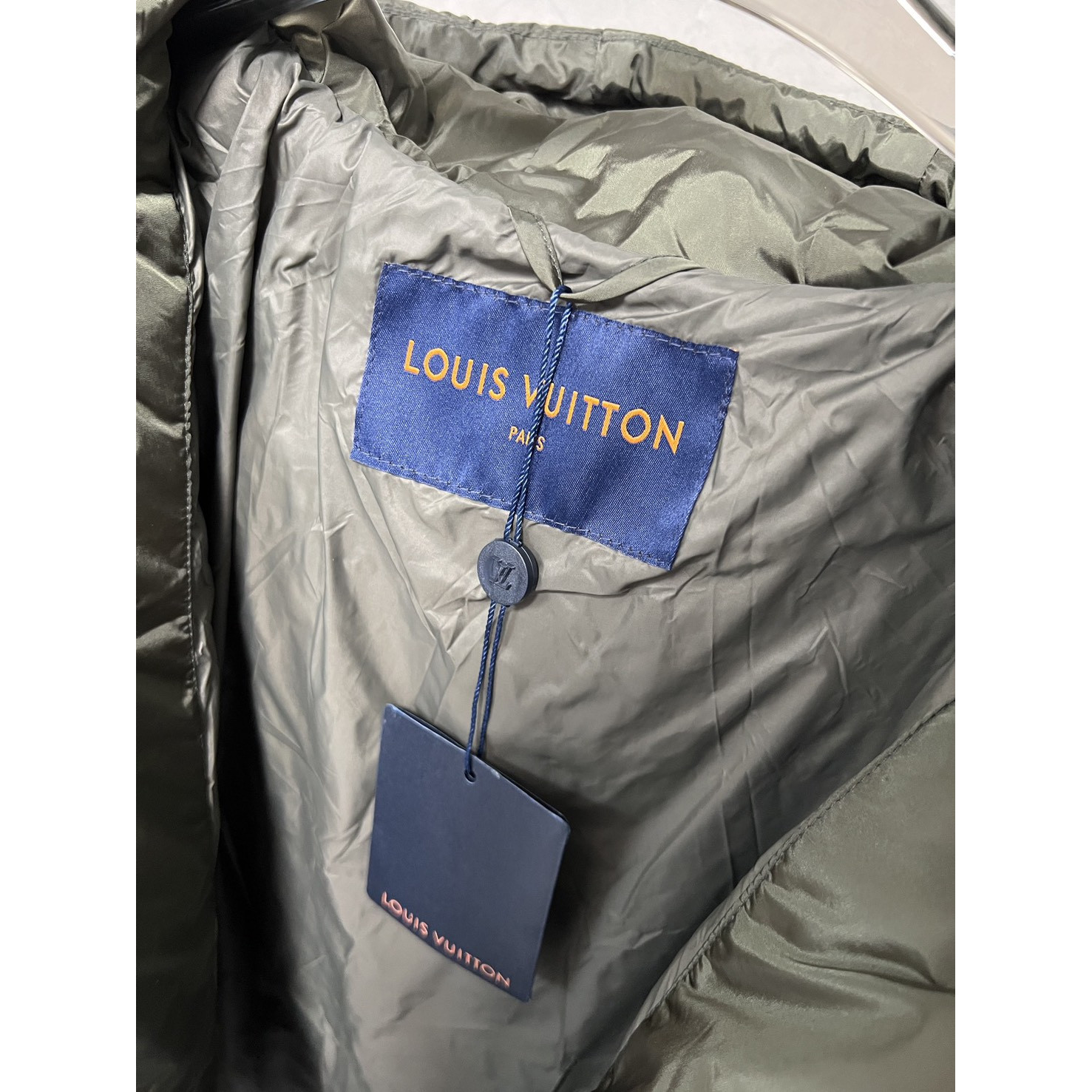 <p>LV&nbsp;时尚连帽老花满纹印花羽绒服(綠)</p>