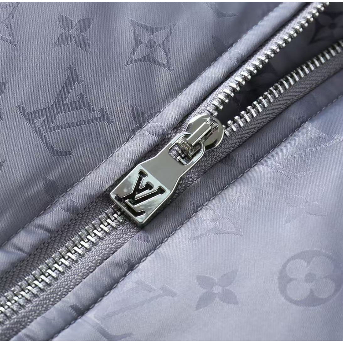 <p>LV 新款羽绒服(紫灰色)</p>