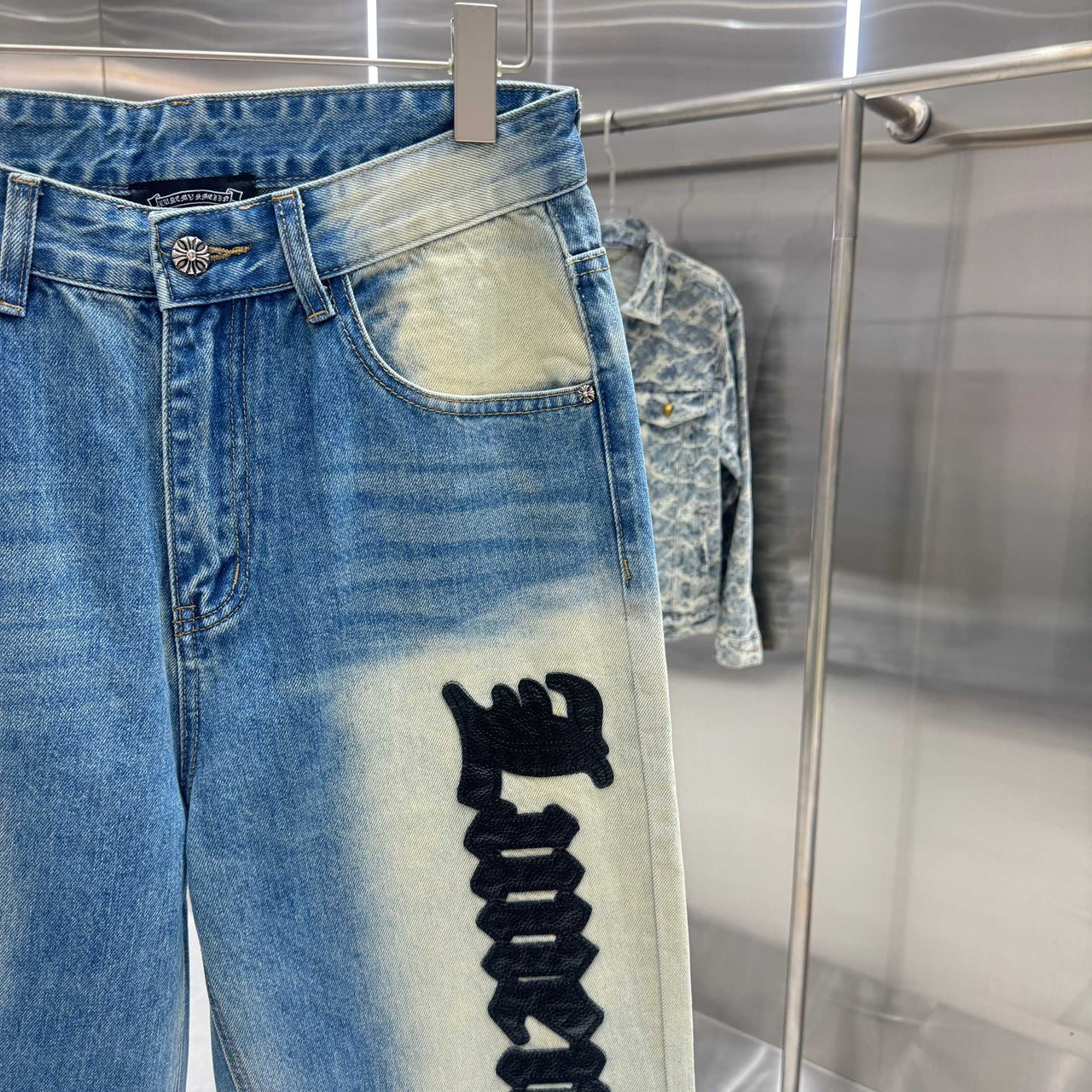 <p>CHROME HEARTS&nbsp;牛仔裤</p>