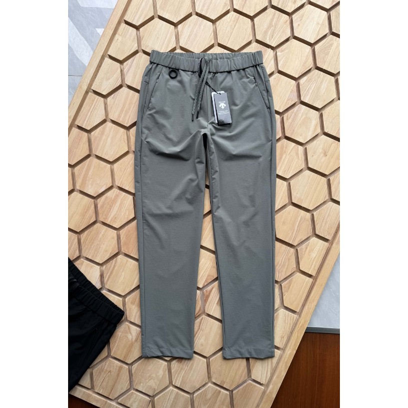 <p>DESCENTE 男士通勤運動褲</p>