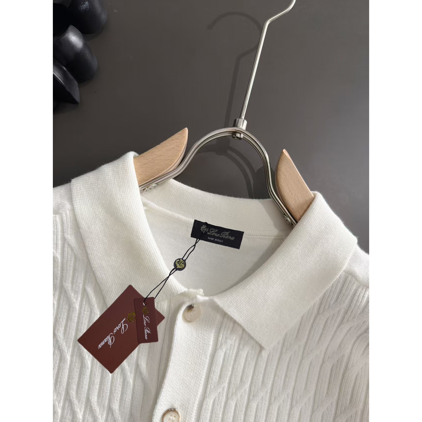<p>Loro Piana 男士翻领针织外套(白)</p>