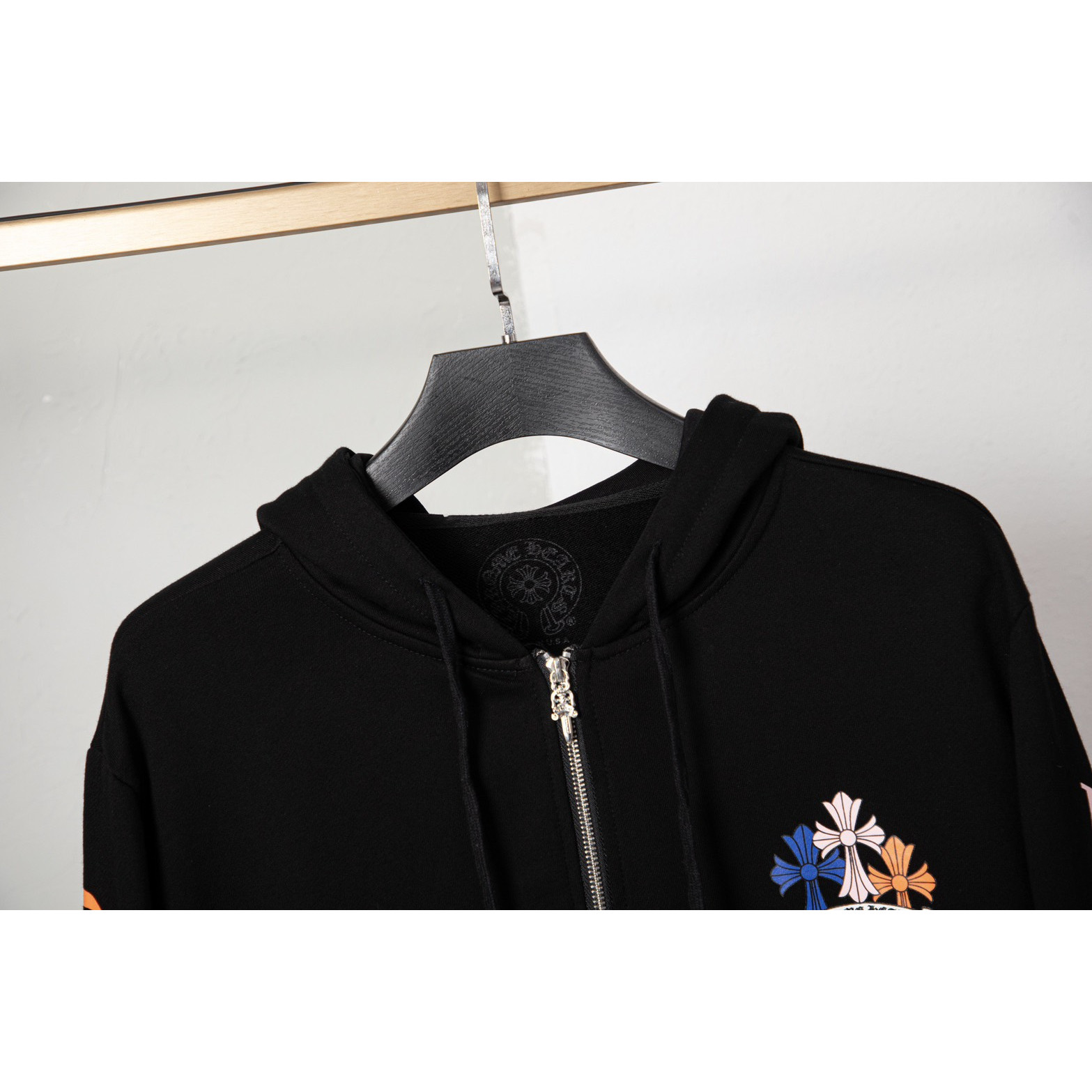 <p>CHROME HEARTS 炫彩十字架连帽外套(DZ80)(黑色)</p>