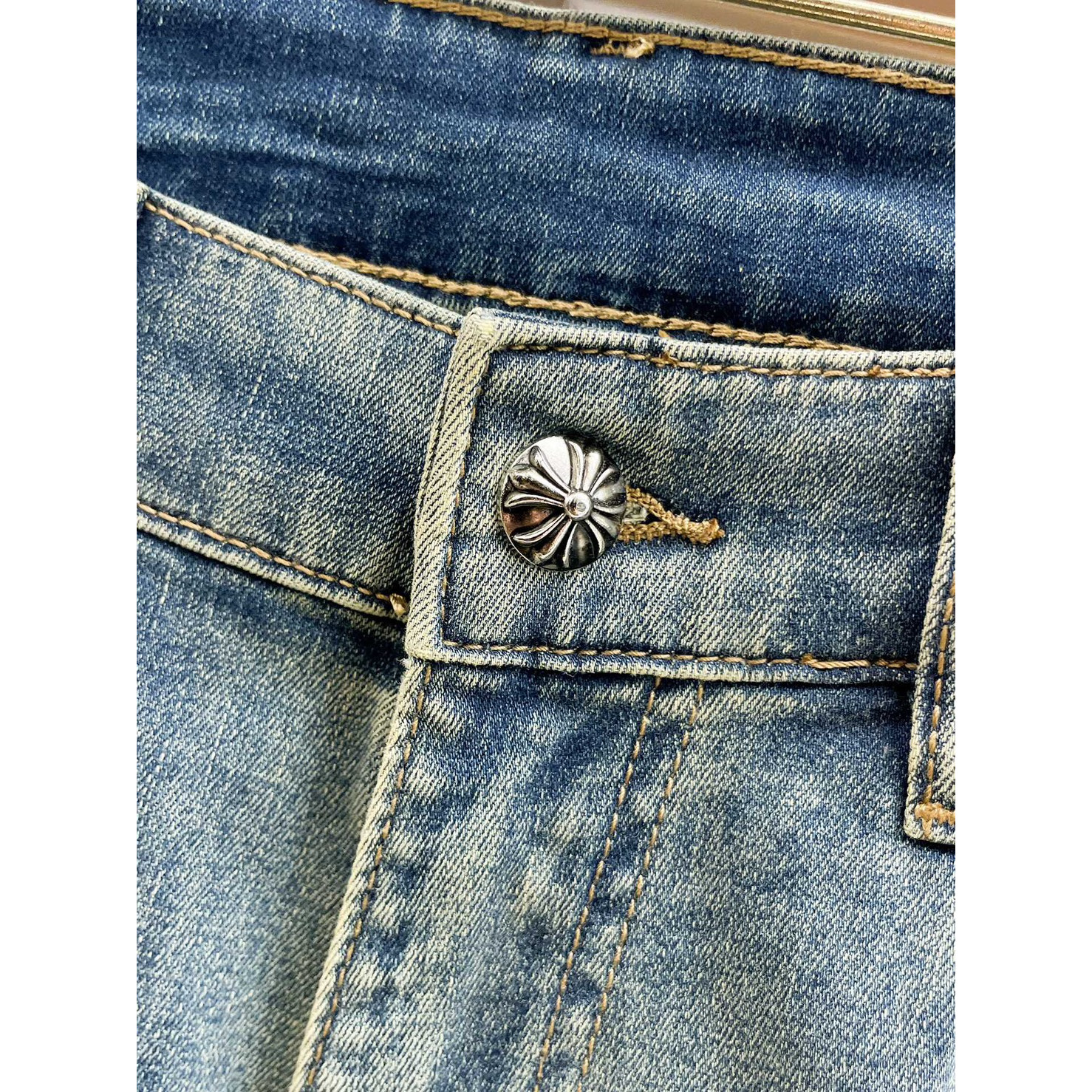 <p>CHROME HEARTS 高端牛仔裤(淺藍)</p>