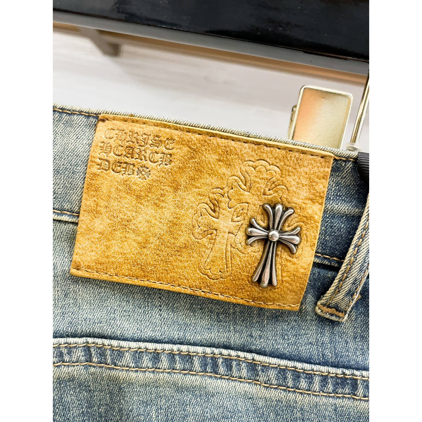 <p>CHROME HEARTS 高端牛仔裤(淺藍)</p>