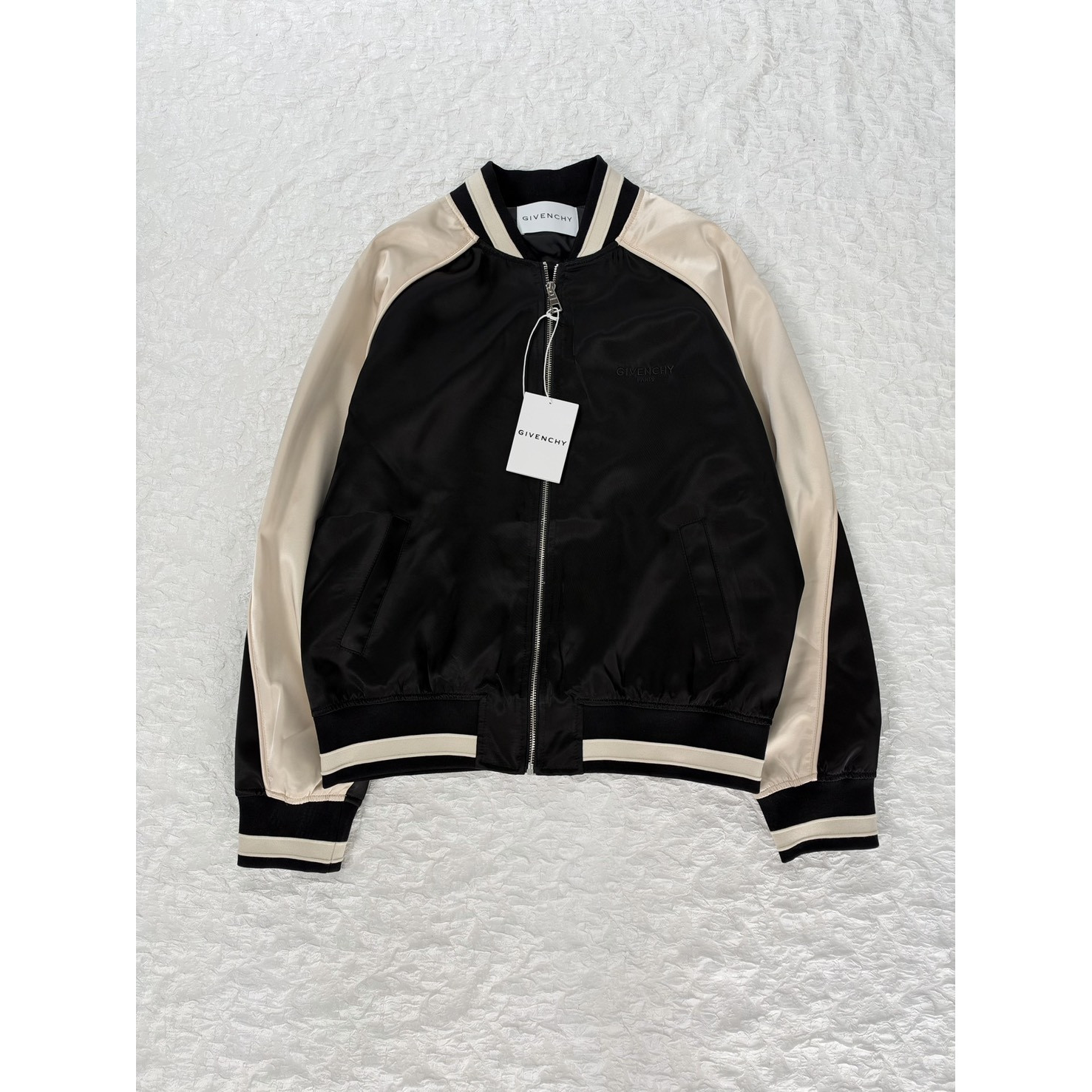 <p>Givenchy 拼色缎面绣珠棒球夹克外套</p>