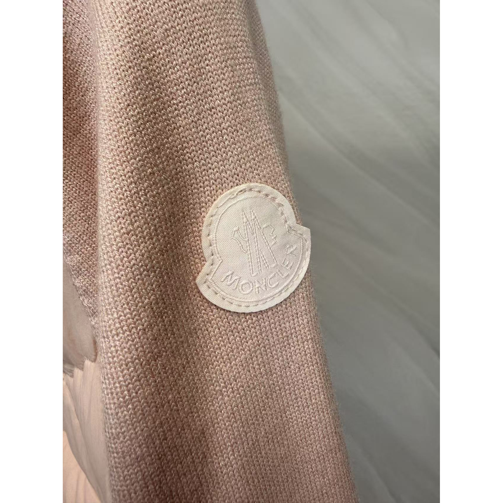 <p>Moncler 针织拼接羽绒服(粉)</p>