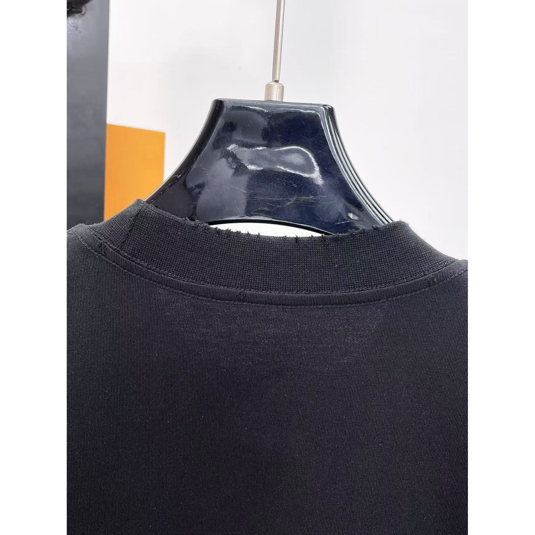 <p>PRADA&nbsp;专柜新款短袖T恤(黑)</p>