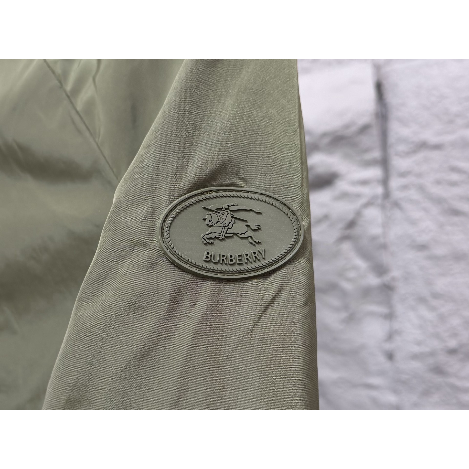 <p>Burberry 硅胶印章尼龙连帽外套(雙面穿)</p>
