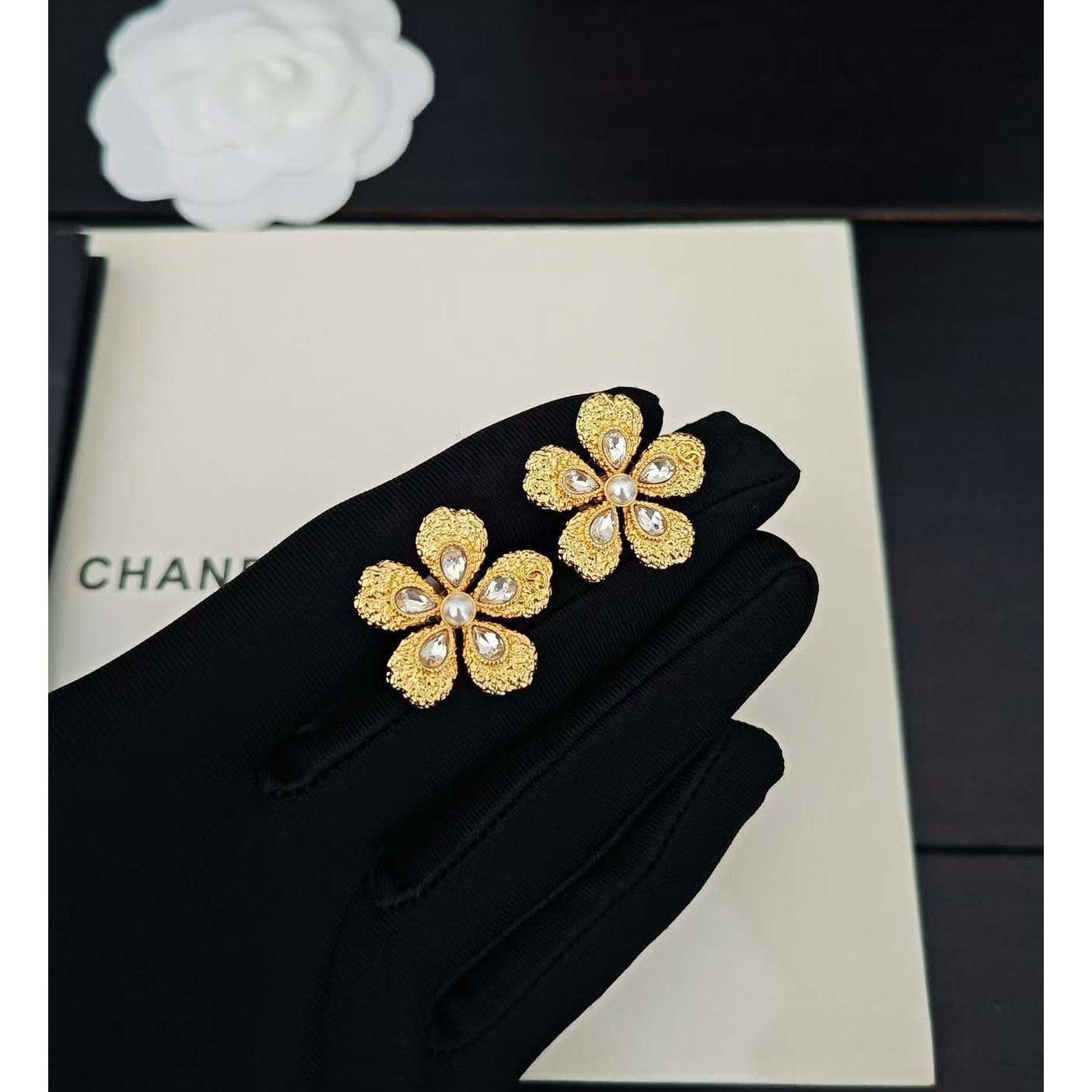 <p>CHANEL&nbsp;金色花朵耳钉</p>