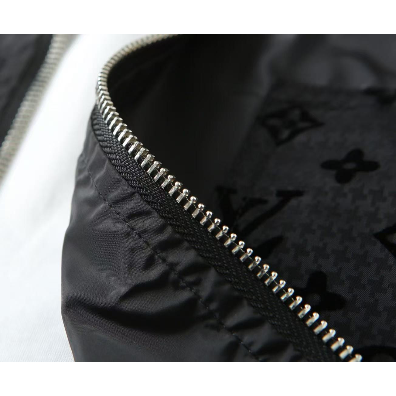 <p>LV 男士夹克外套(黑)</p>