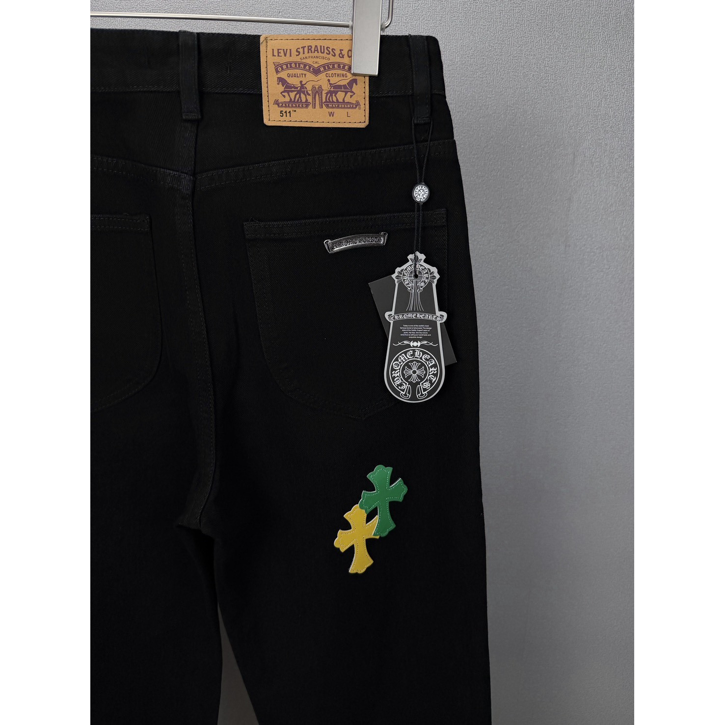 <p>CHROME HEARTS 红黄绿大十字架牛仔裤(黑)</p>