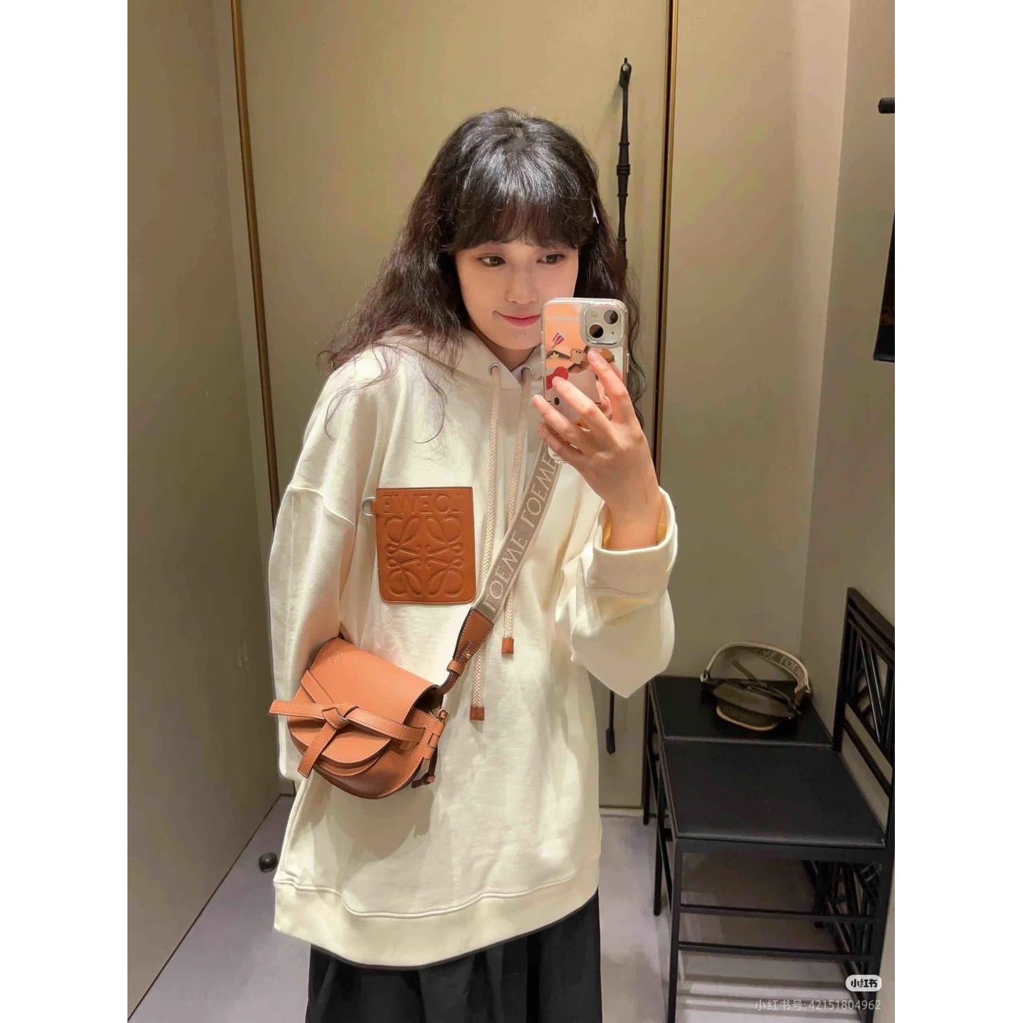 <p>Loewe logo皮口袋连帽卫衣(杏)</p>
