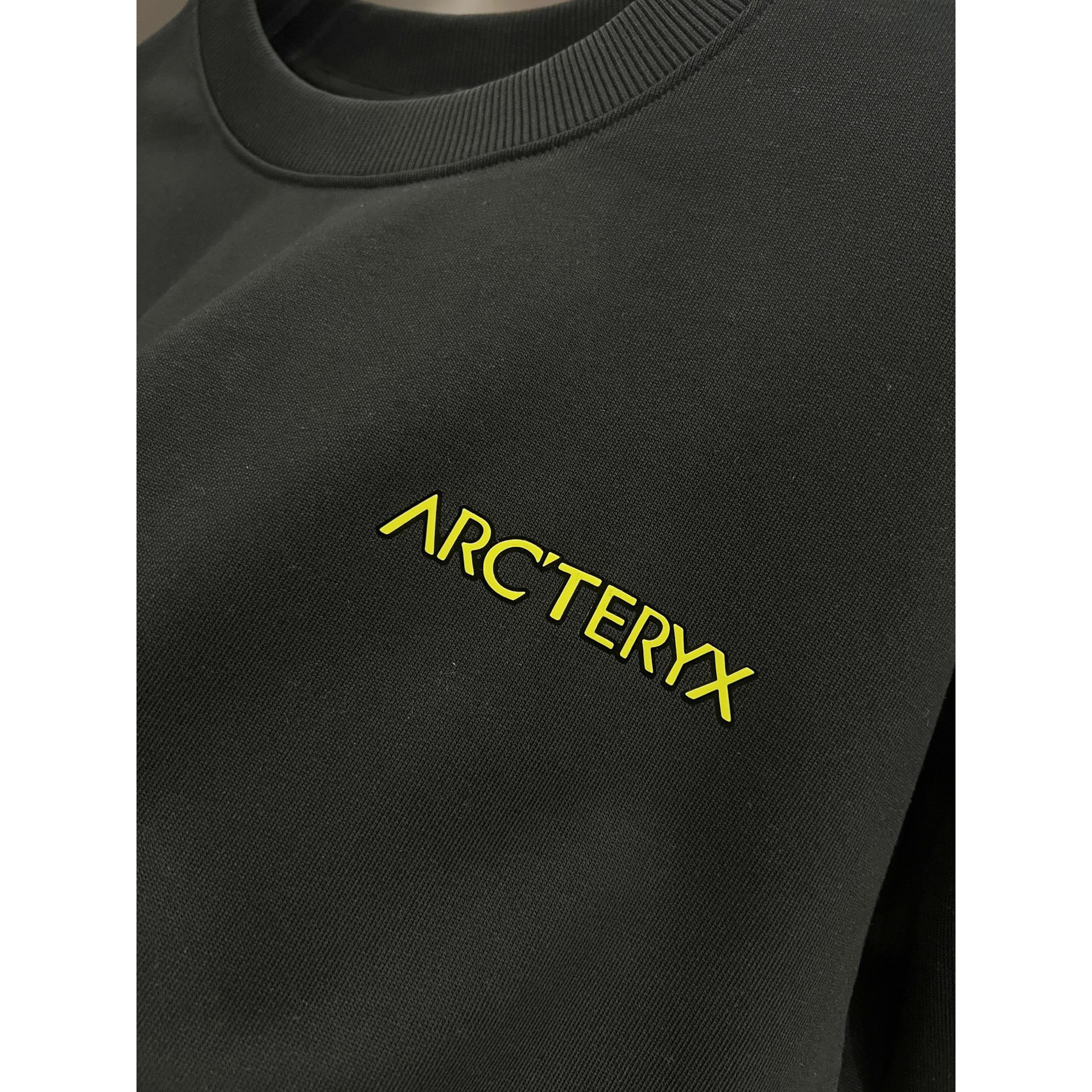 <p>Arc'teryx 圆领长袖卫衣(黑)</p>