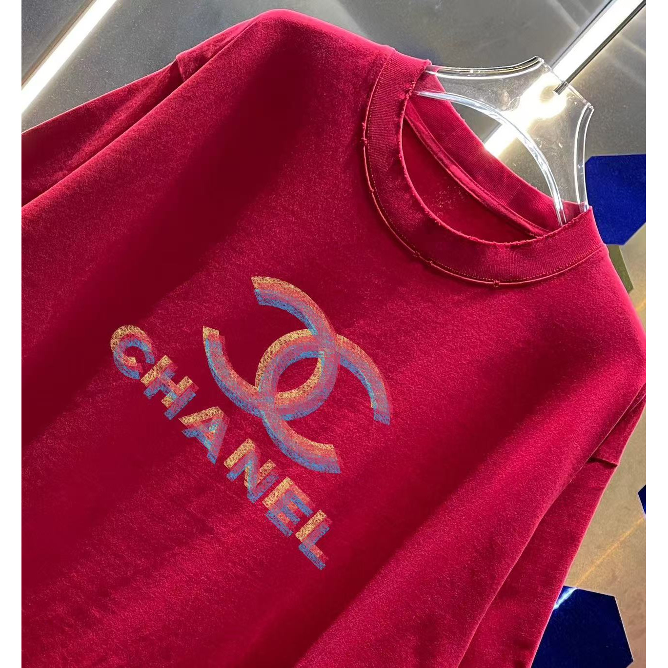 <p>CHANEL&nbsp;洗水磨破短袖T恤(洗水红)</p>