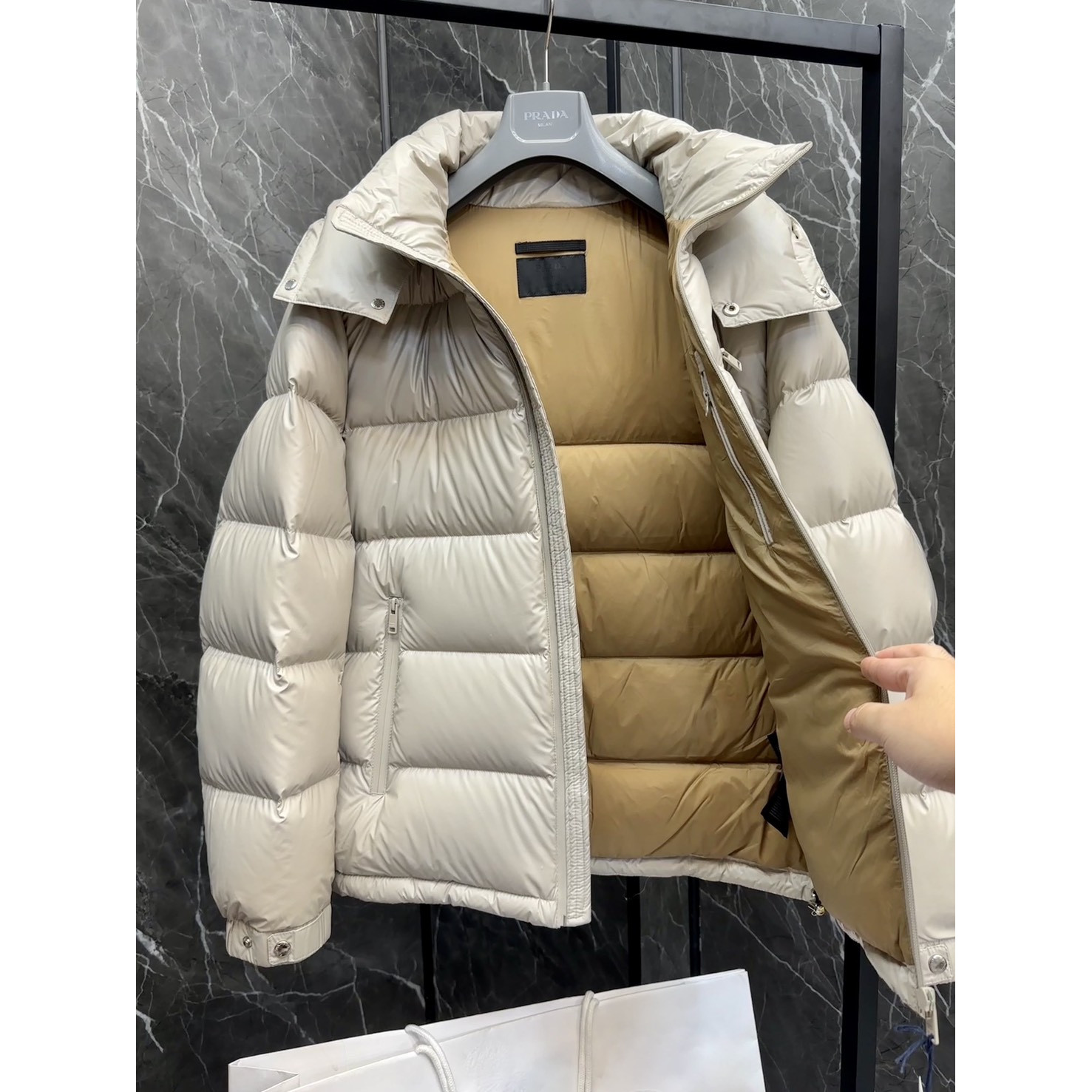 <p>PRADA 新款羽绒服(白)</p>