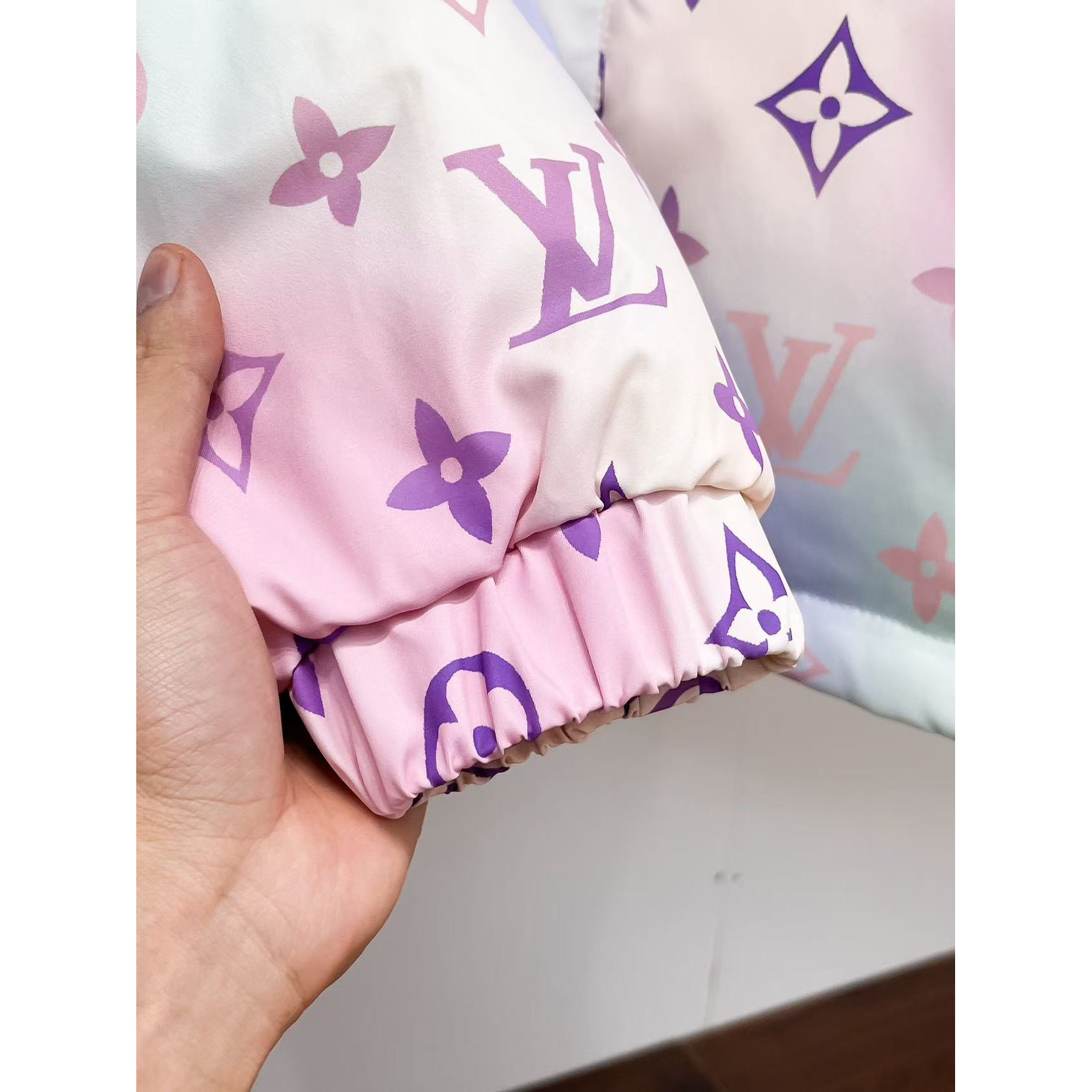 <p>LV 秋冬新款羽绒服</p>