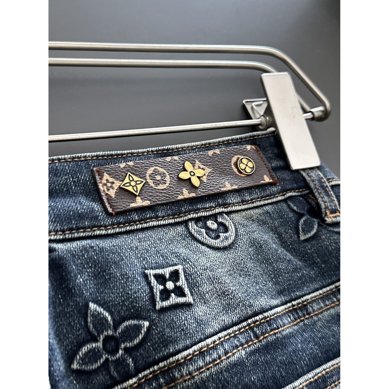 <p>LV&nbsp;高品质牛仔裤</p>
