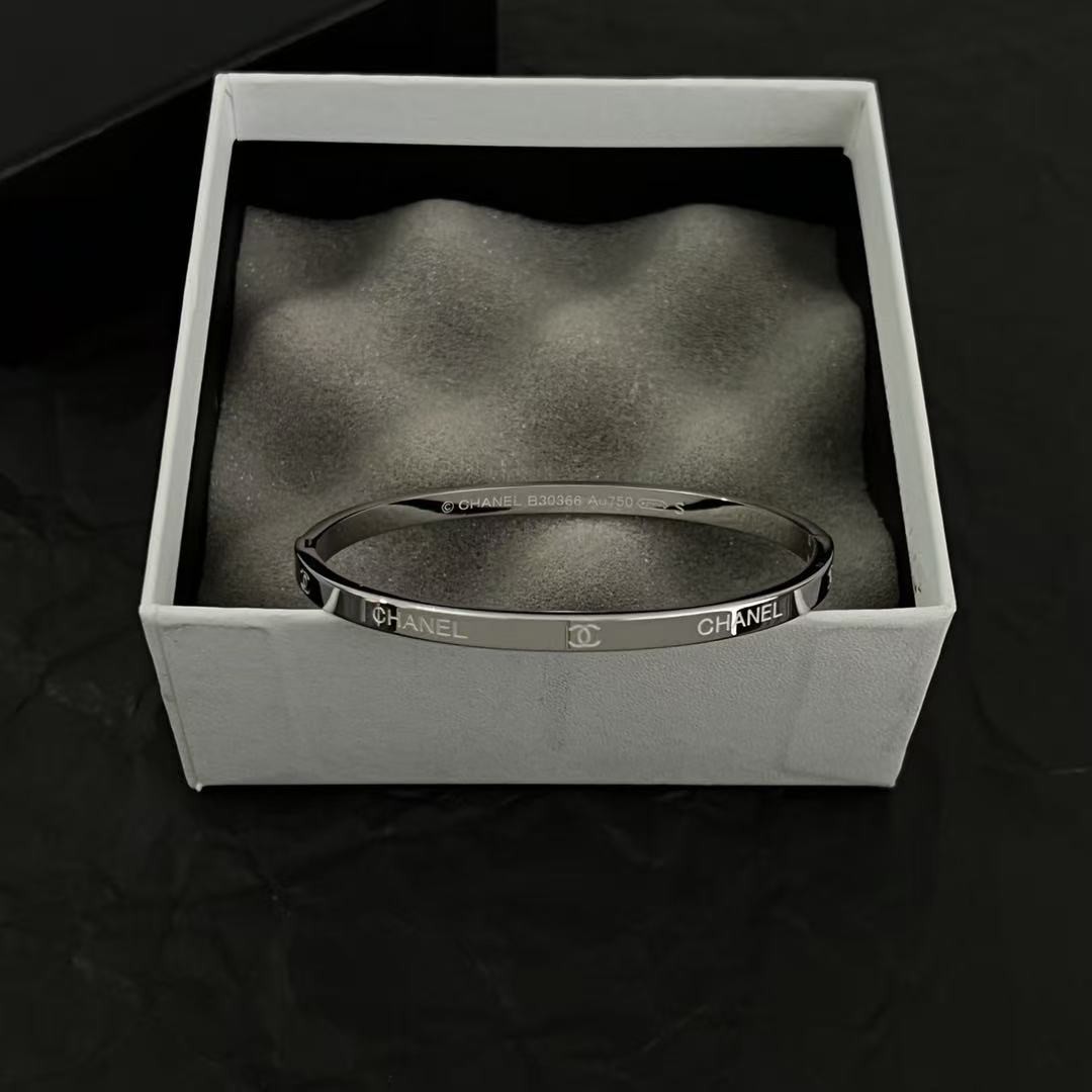 <p>Chanel 中古手镯(銀)</p>