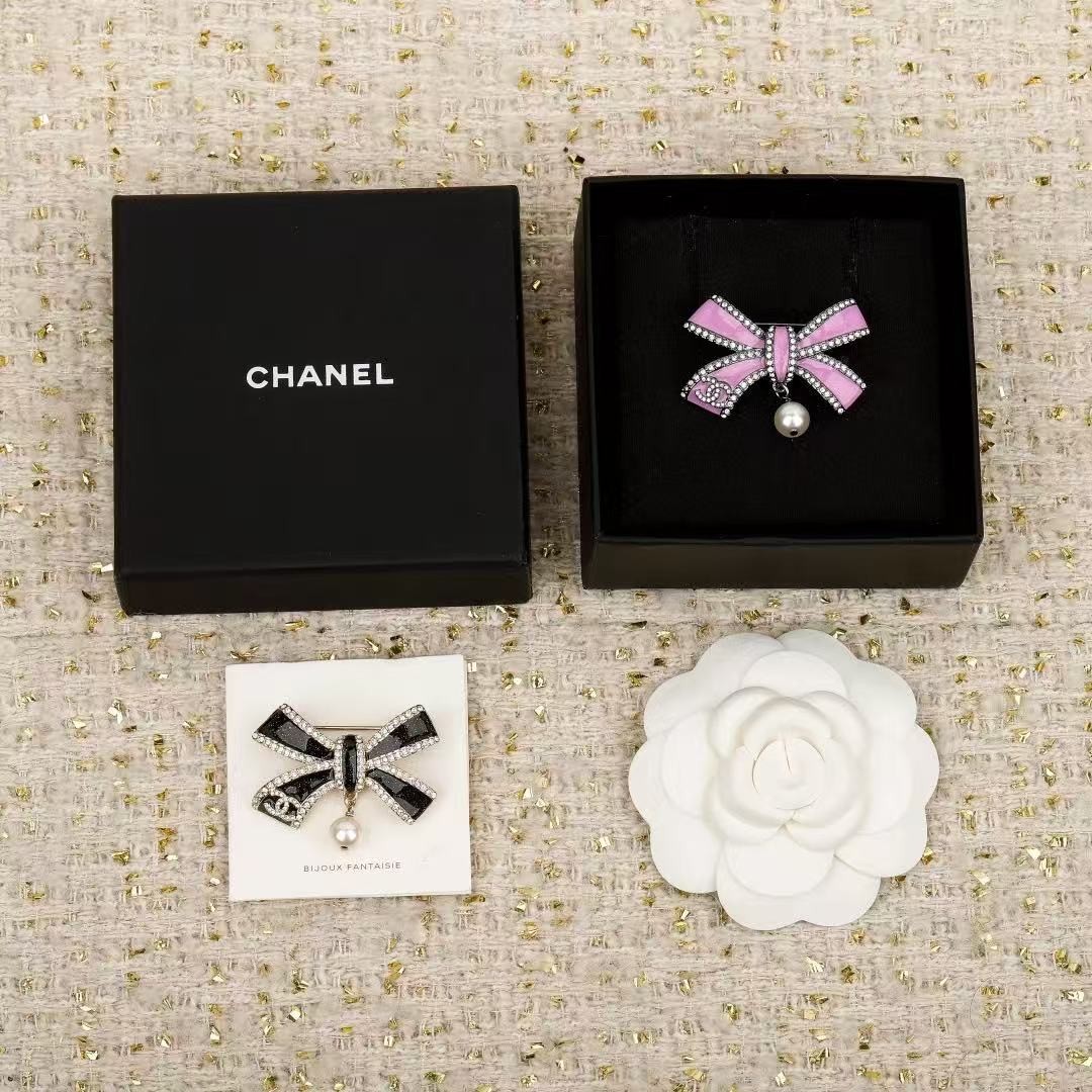 <p>CHANEL&nbsp;蝴蝶结胸针</p>