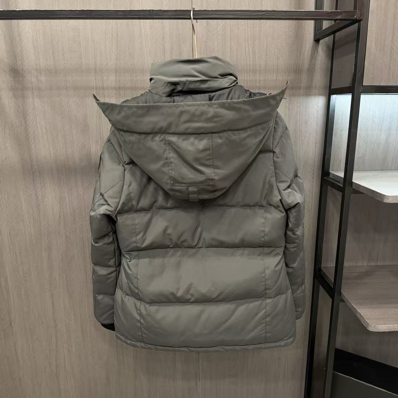 <p>Canada Goose Chelse*派克大衣羽绒服(灰色黑標)</p>