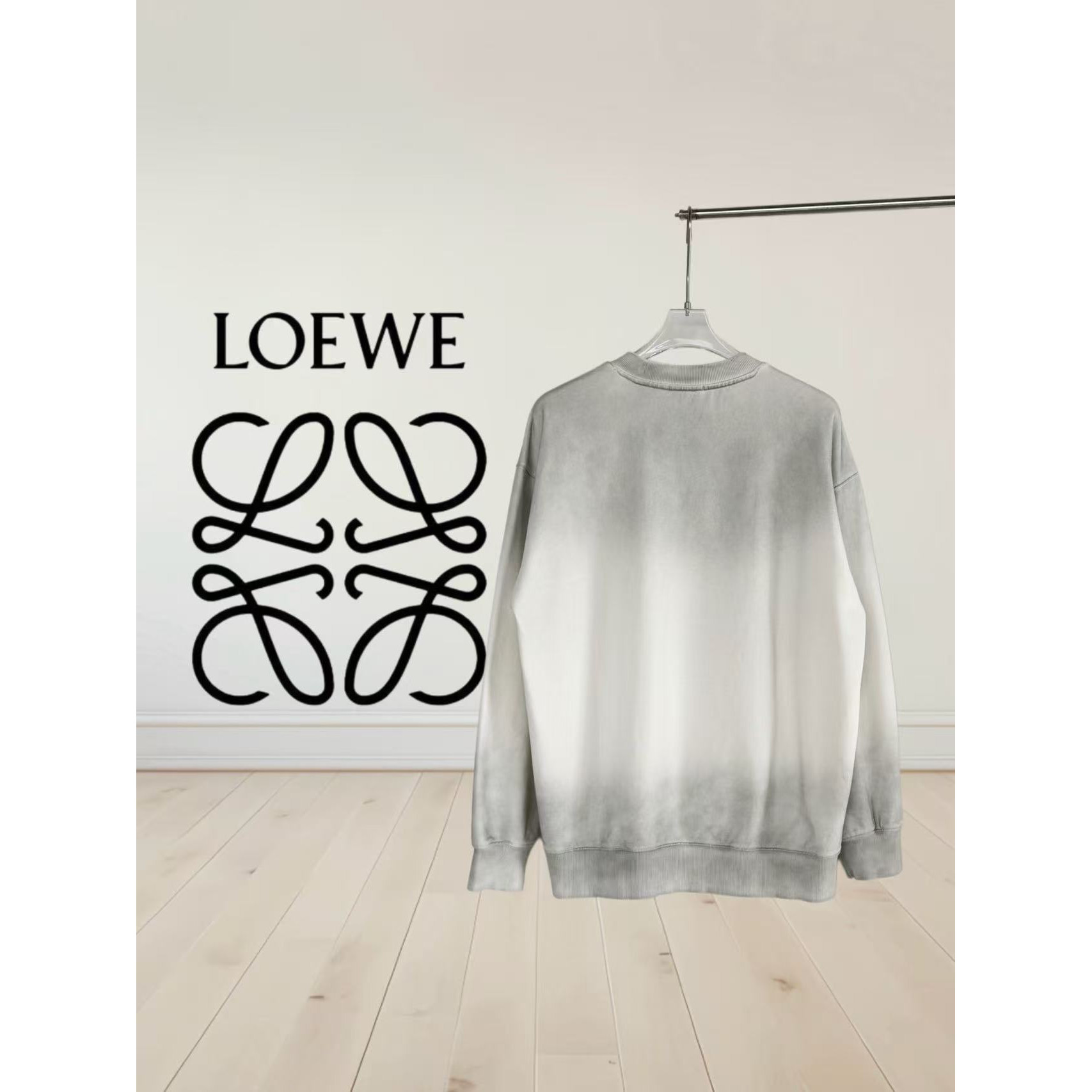 <p>Loewe 洗水圆领卫衣(灰色)</p>