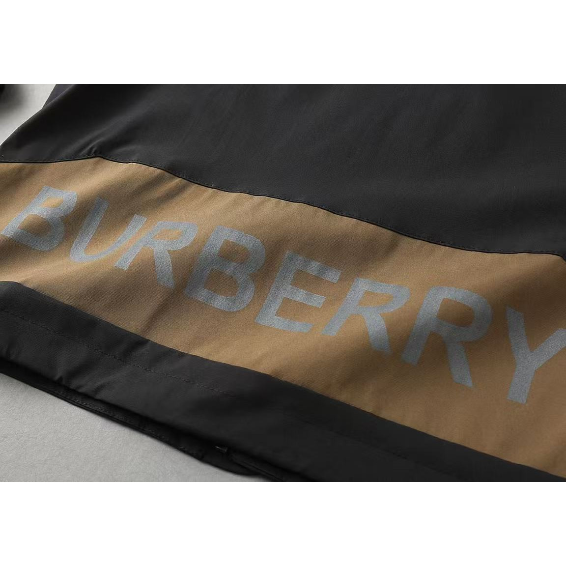 <p>BURBERRY 男士夹克外套(800813)<br />
&nbsp;</p>