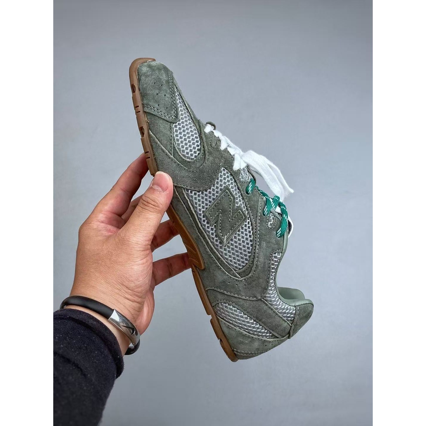 <p>MiuMiu x New Balance 低帮生活休闲鞋(墨綠)&nbsp;&nbsp;</p>