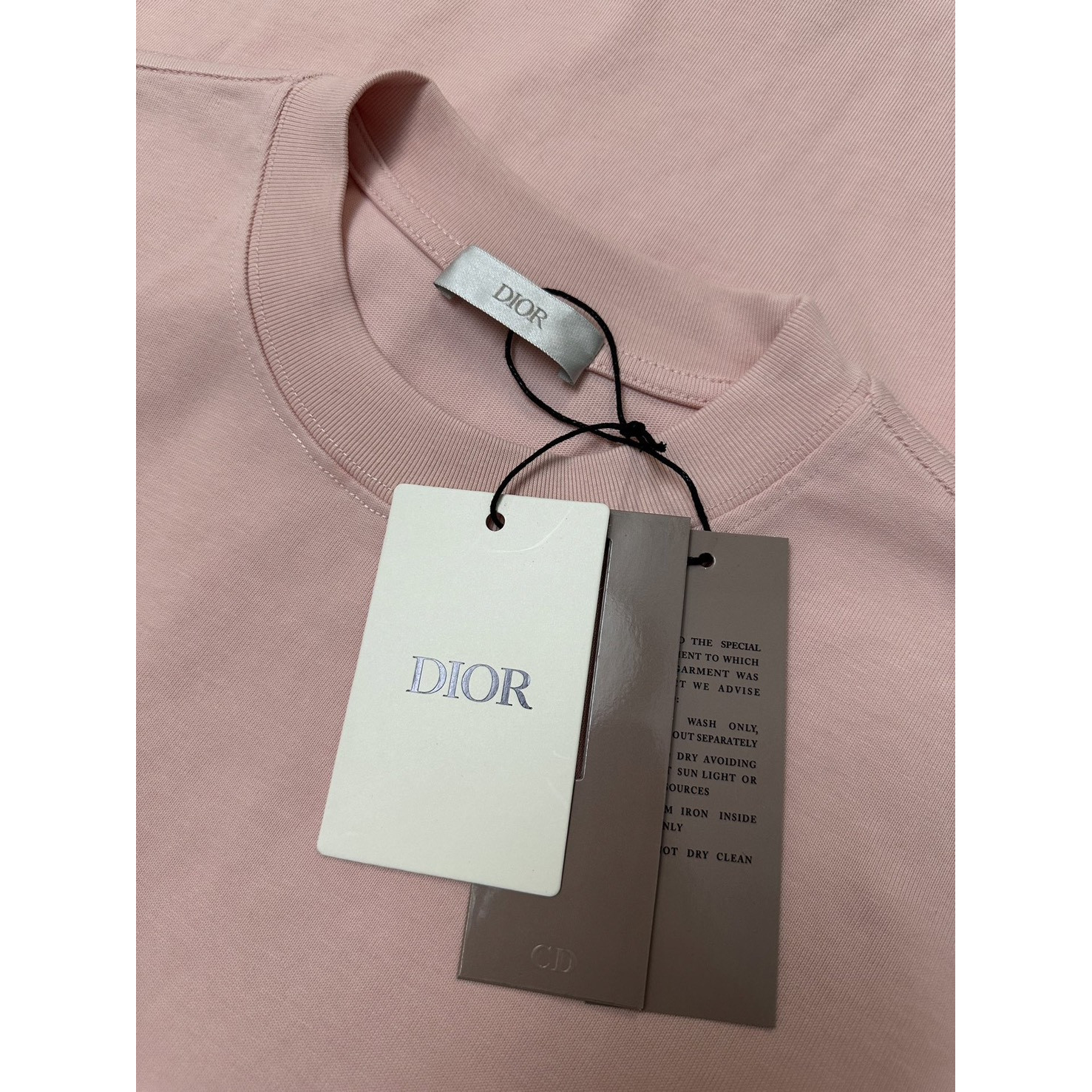 <p>Dior logo刺绣短袖T恤(粉)</p>