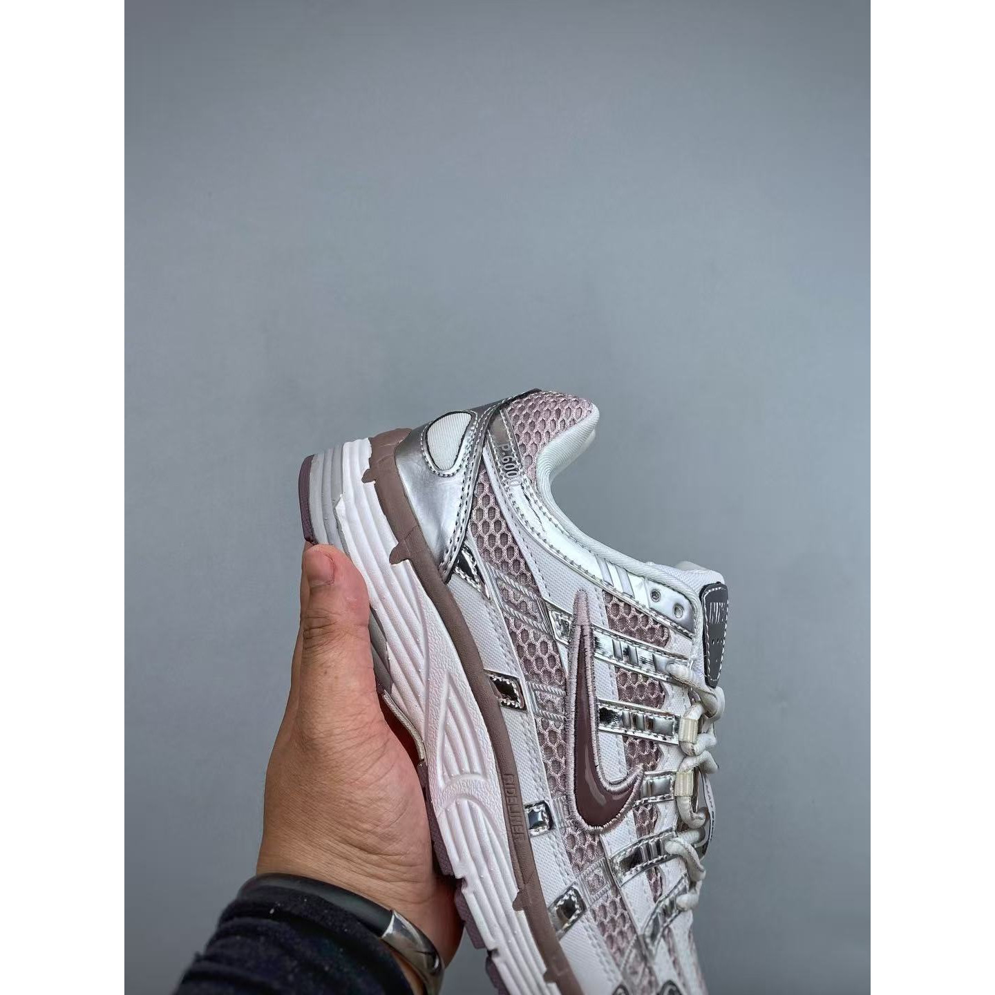 <p>Nike P-6000 &nbsp;复古休闲运动老爹鞋 (豆沙紅)</p>