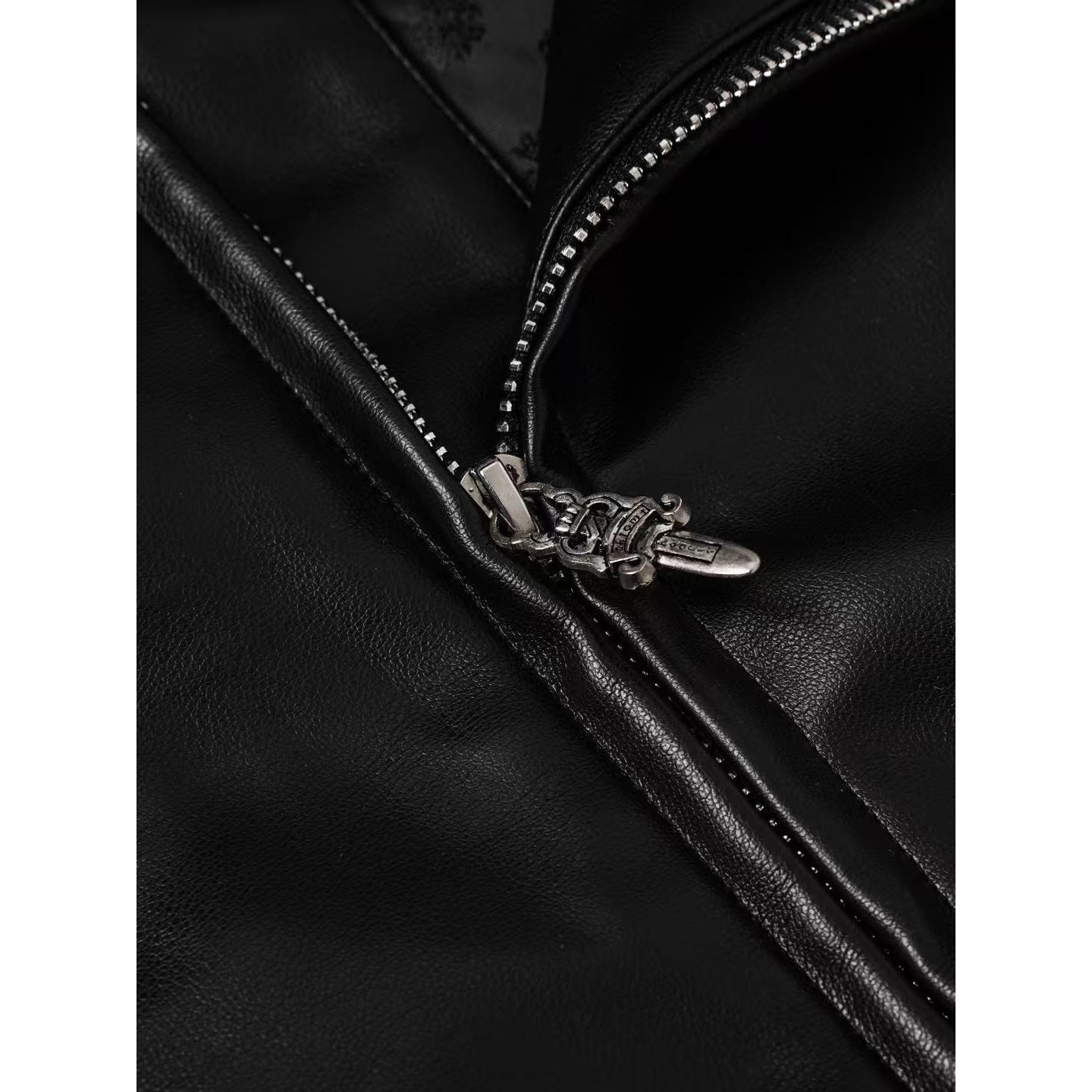 <p>Chrome Hearts 立领宝剑皮衣外套(黑)</p>