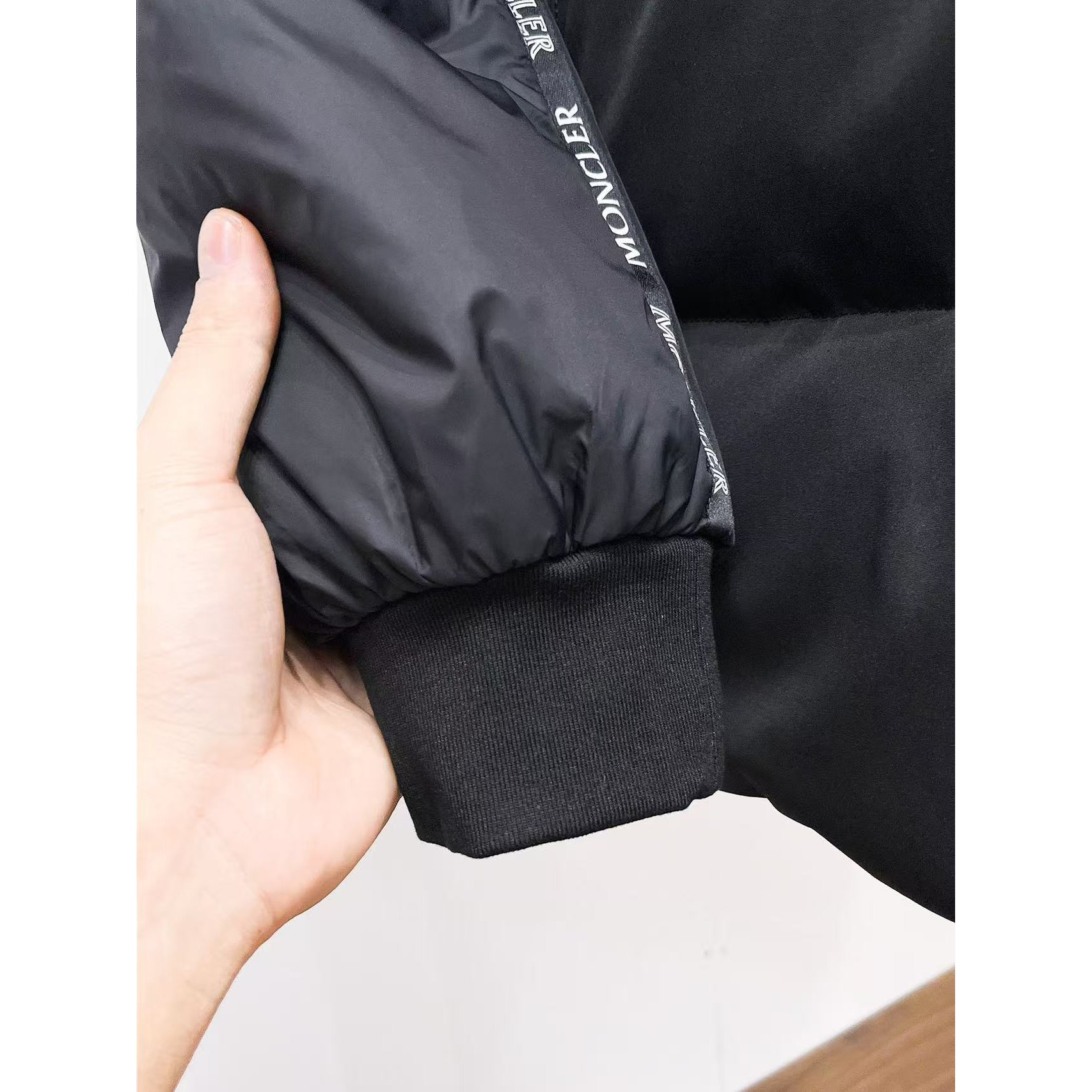 <p>MONCLER 秋冬新款羽绒服(黑)</p>