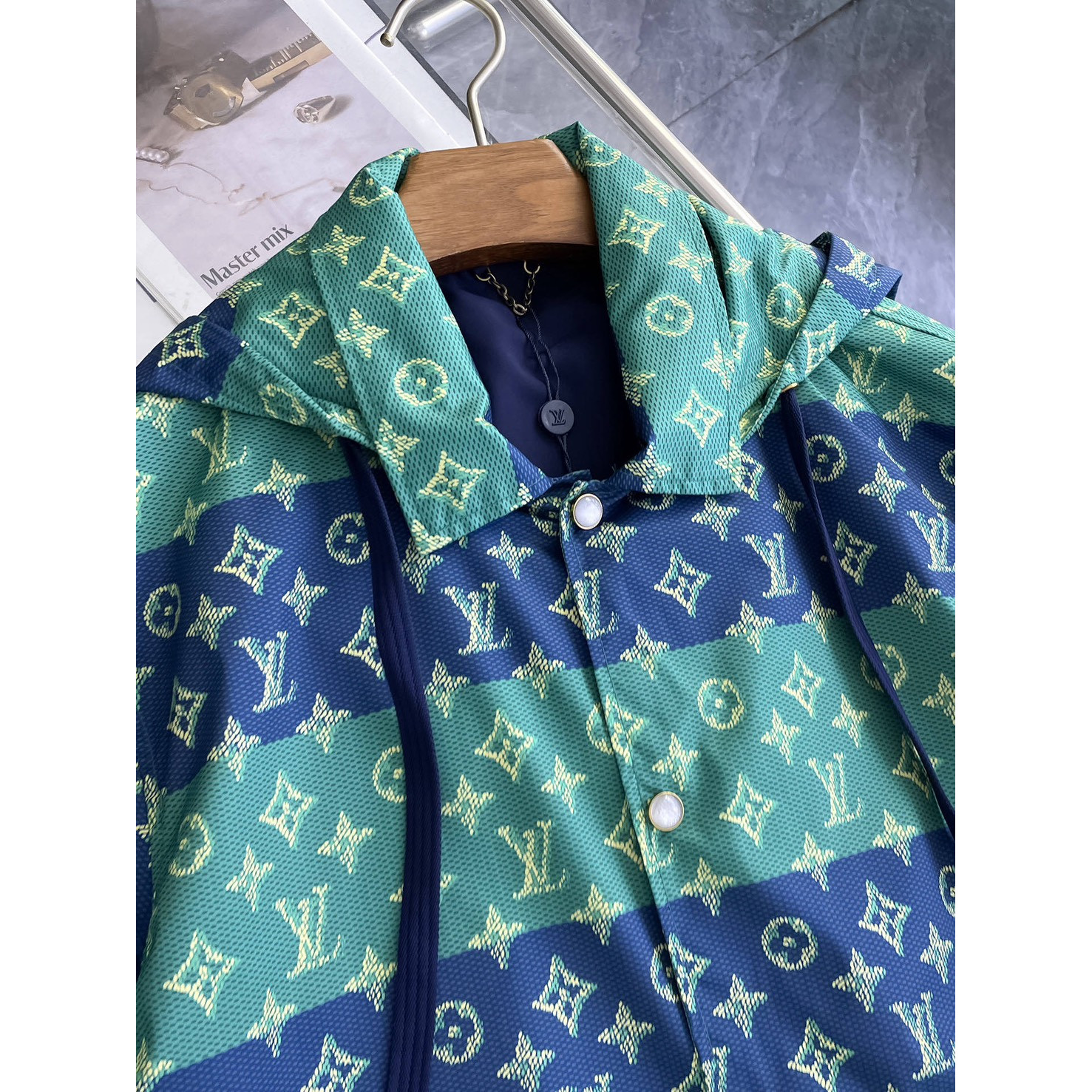 <p>LV&nbsp;男士夹克外套</p>