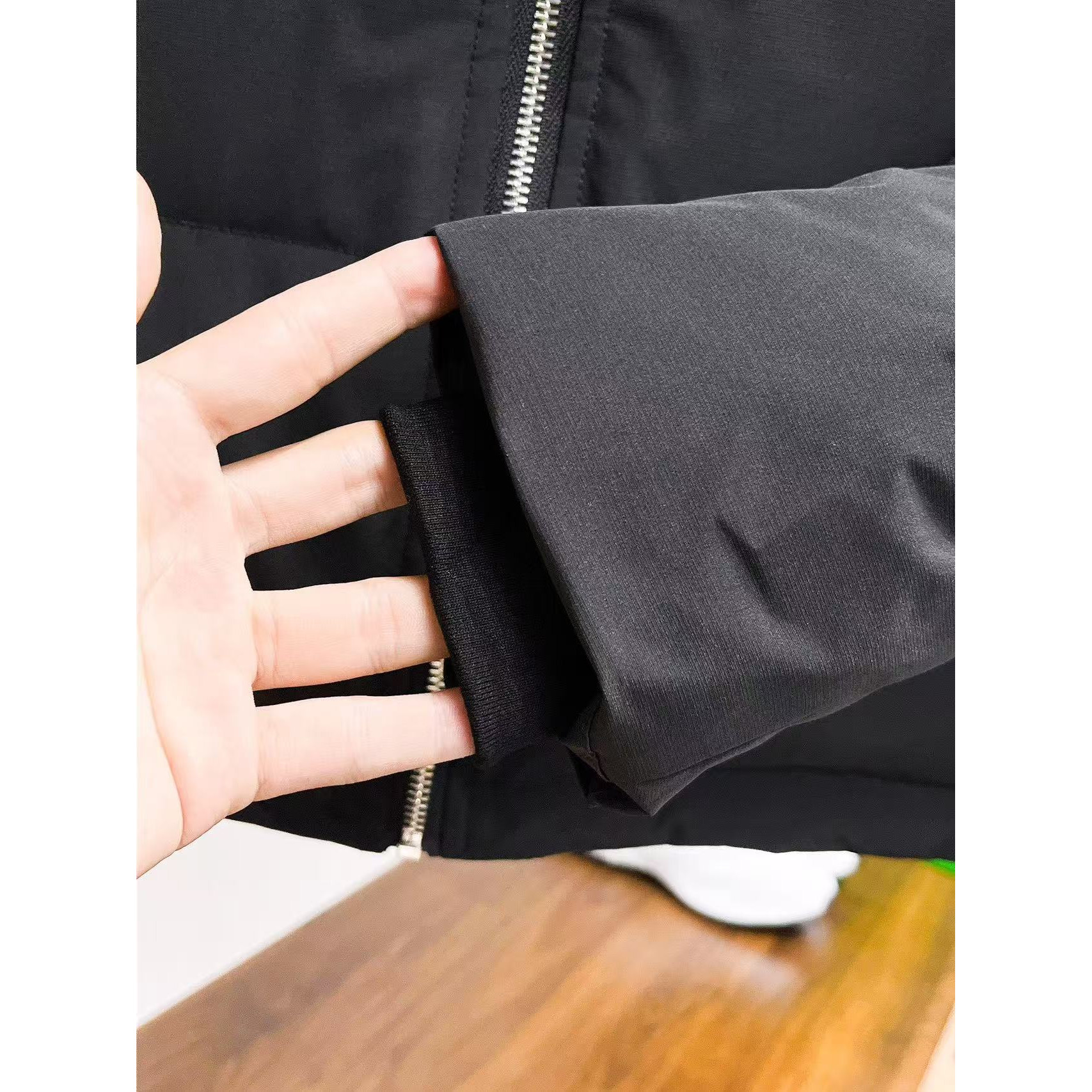 <p>PRADA 秋冬新款羽绒服(黑)</p>
