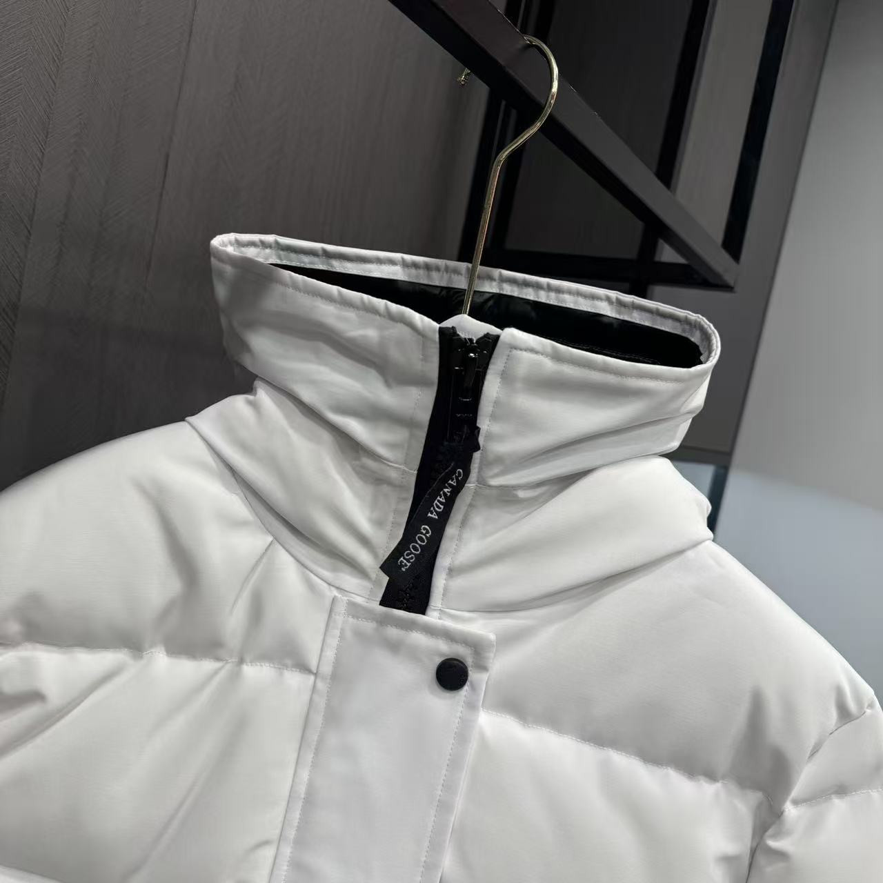 <p>Canada Goose Shelburn*派克大衣羽绒服(純白黑標)</p>