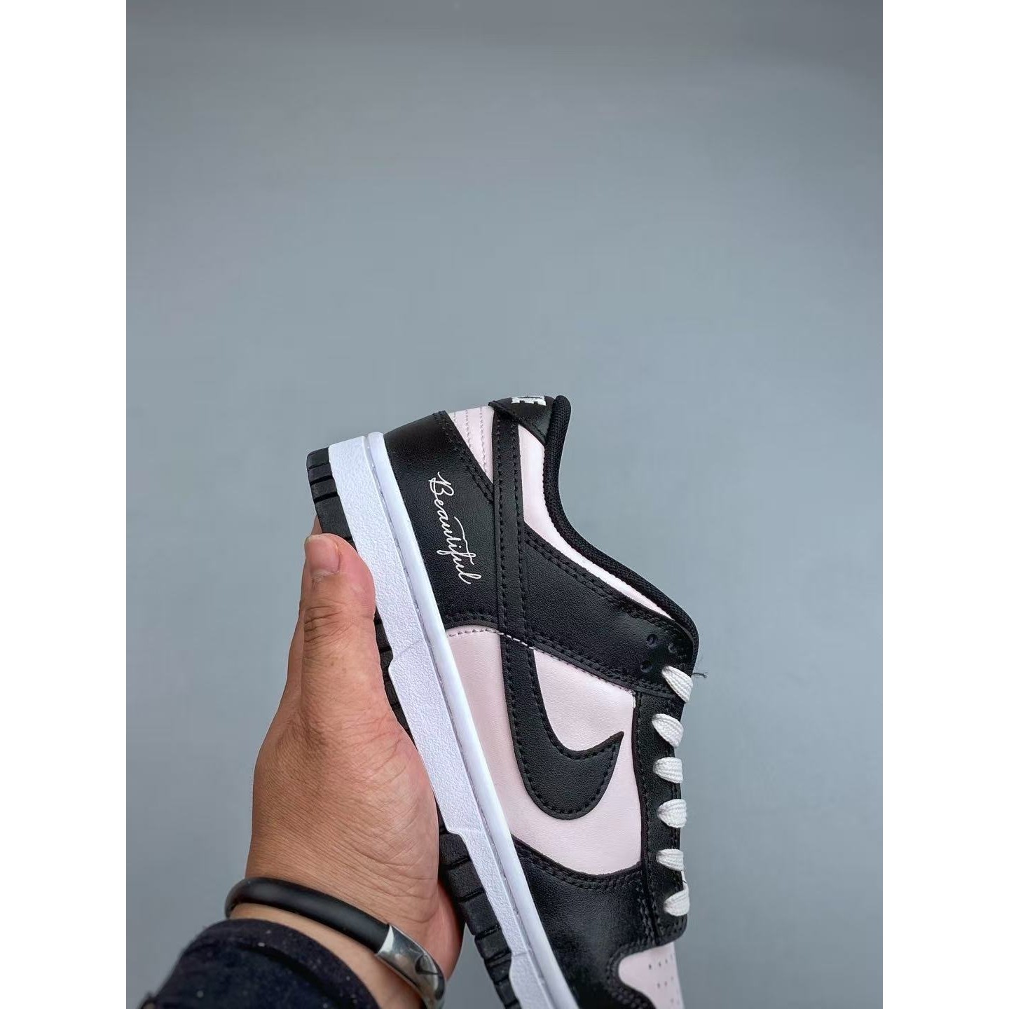 <p>Nike &nbsp;Dunk Low 黑+粉 低帮休闲板鞋&nbsp;</p>