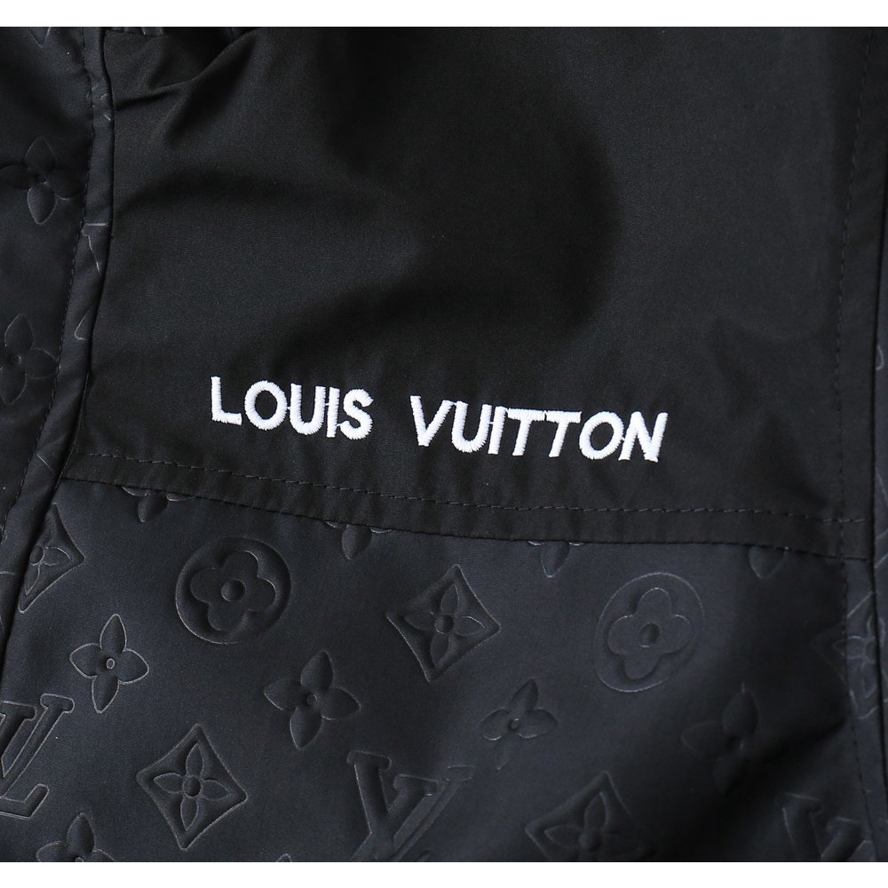 <p>LV&nbsp;新款男士夹克外套</p>