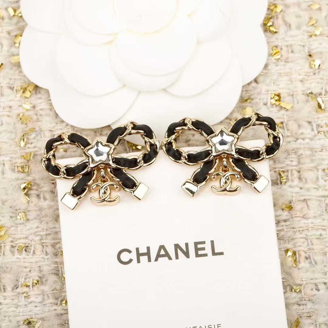 <p>CHANEL 黑皮蝴蝶结耳环</p>