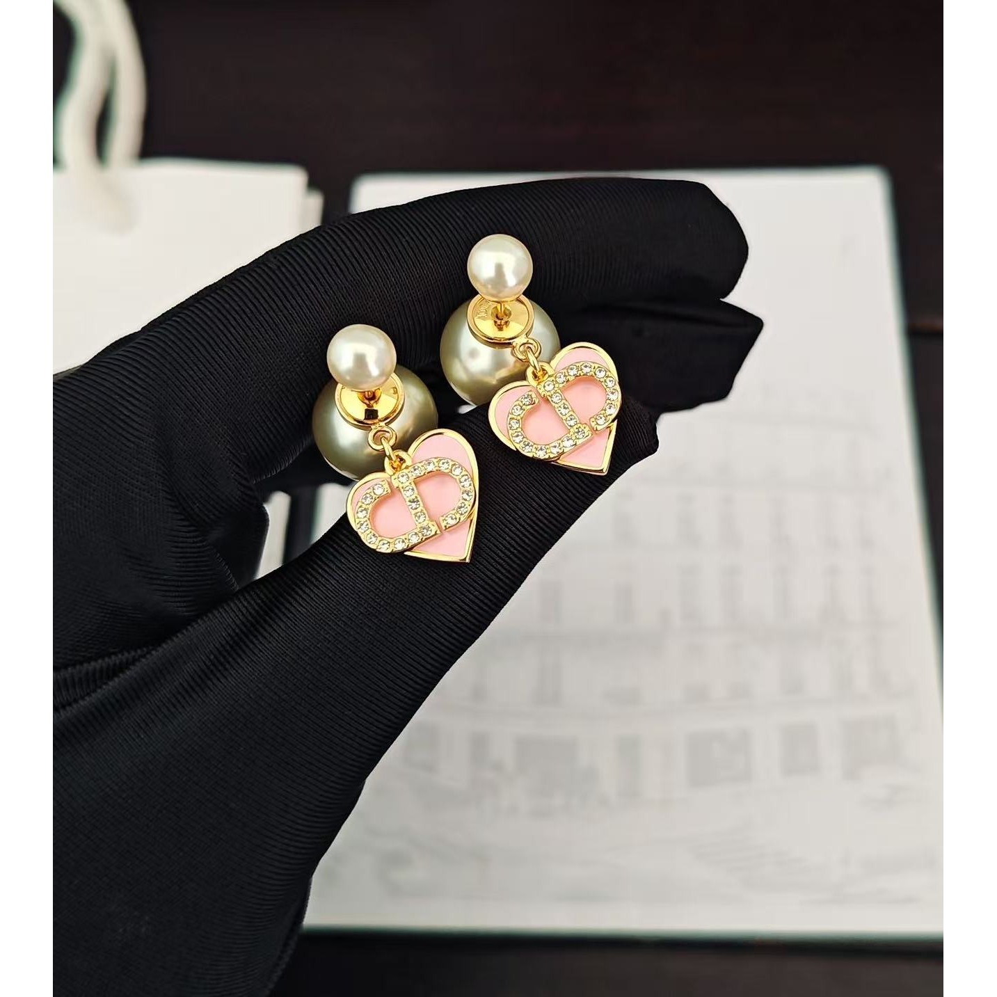 <p>DIOR&nbsp;大小珍珠粉色爱心耳环</p>