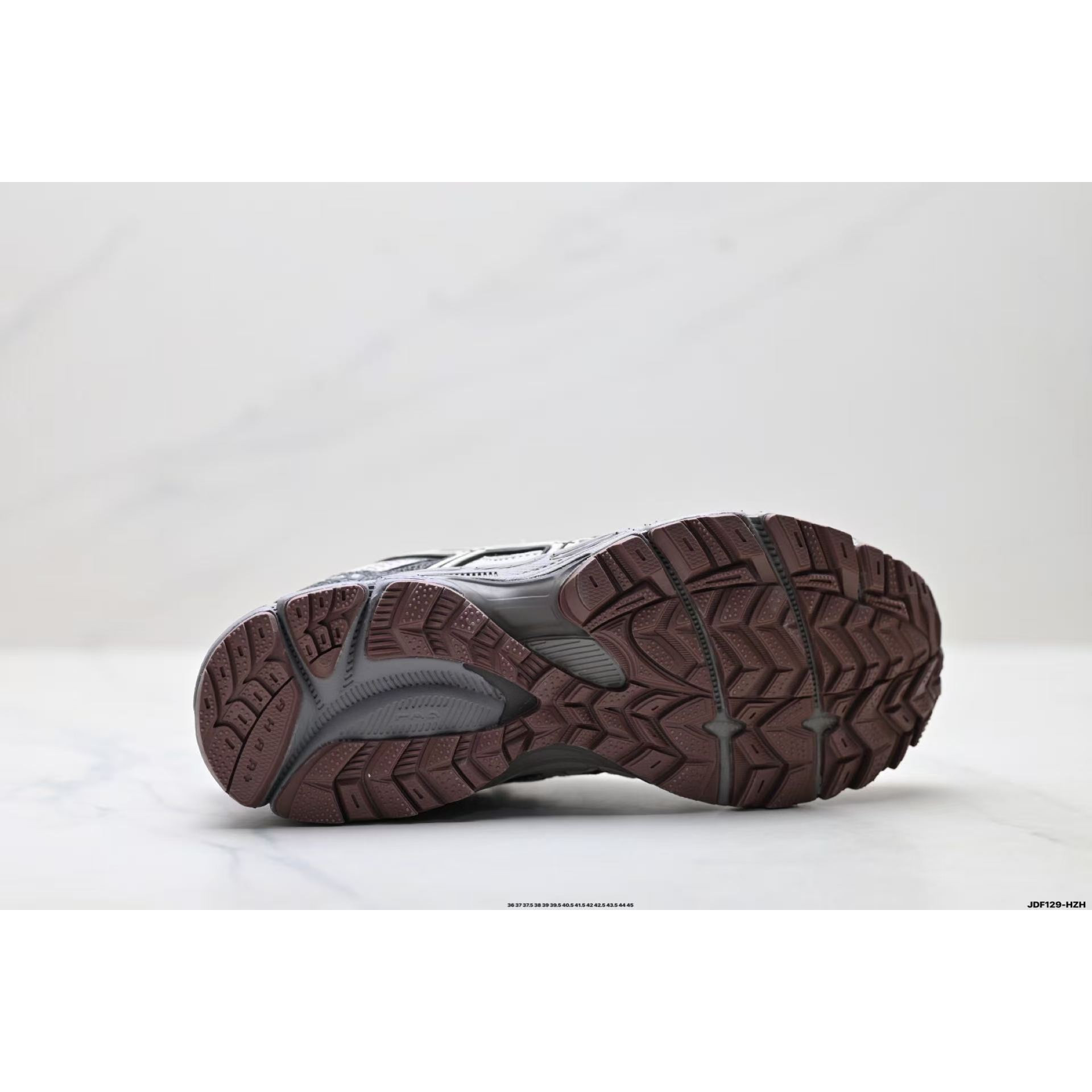 <p>Asics Gel-Kahana 8 FL&nbsp; 经典户外跑鞋(灰)</p>