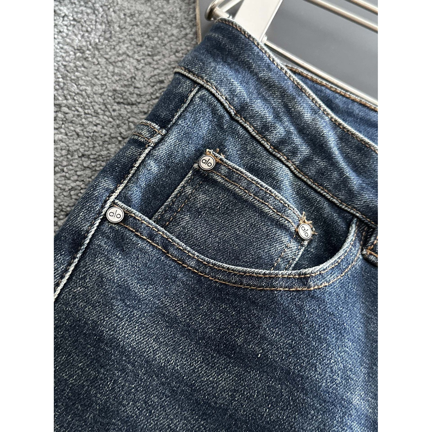 <p>ALO&nbsp;高品质牛仔裤</p>