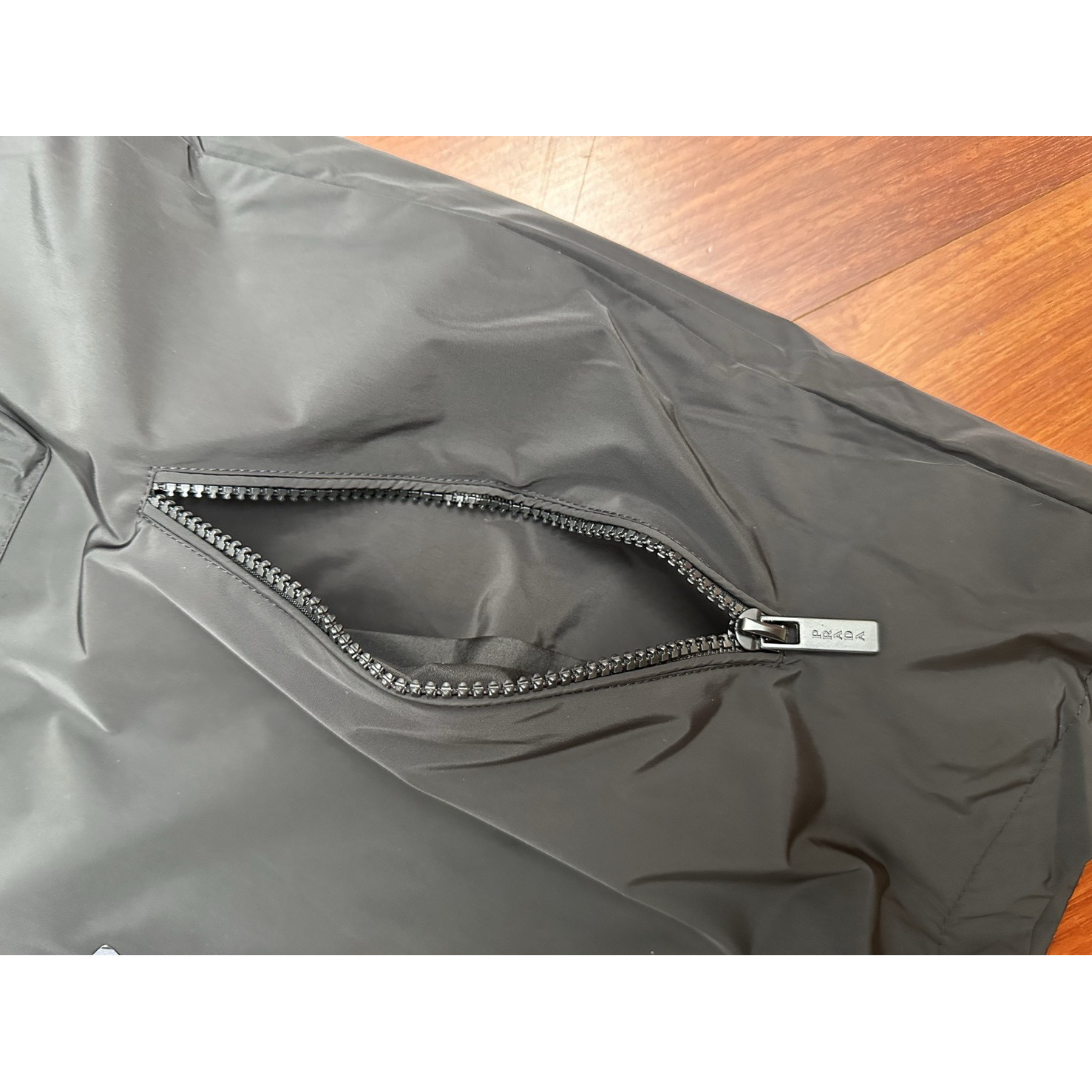 <p>PRADA 三角标连帽工装机能夹克(黑)</p>